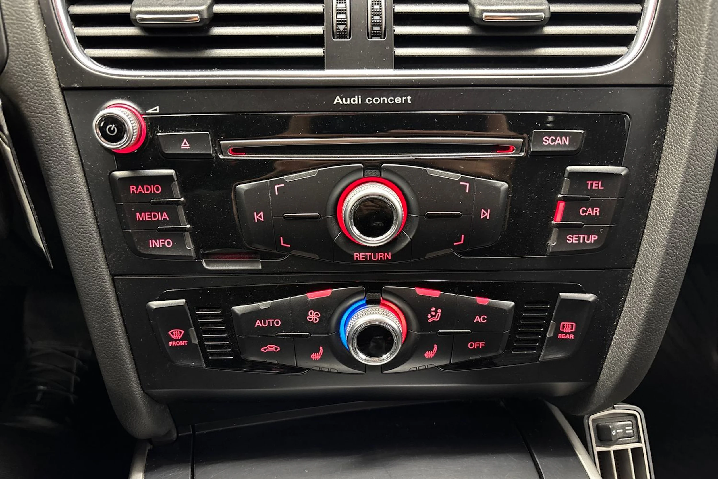 punainen Audi A4 2013 kuva 19.