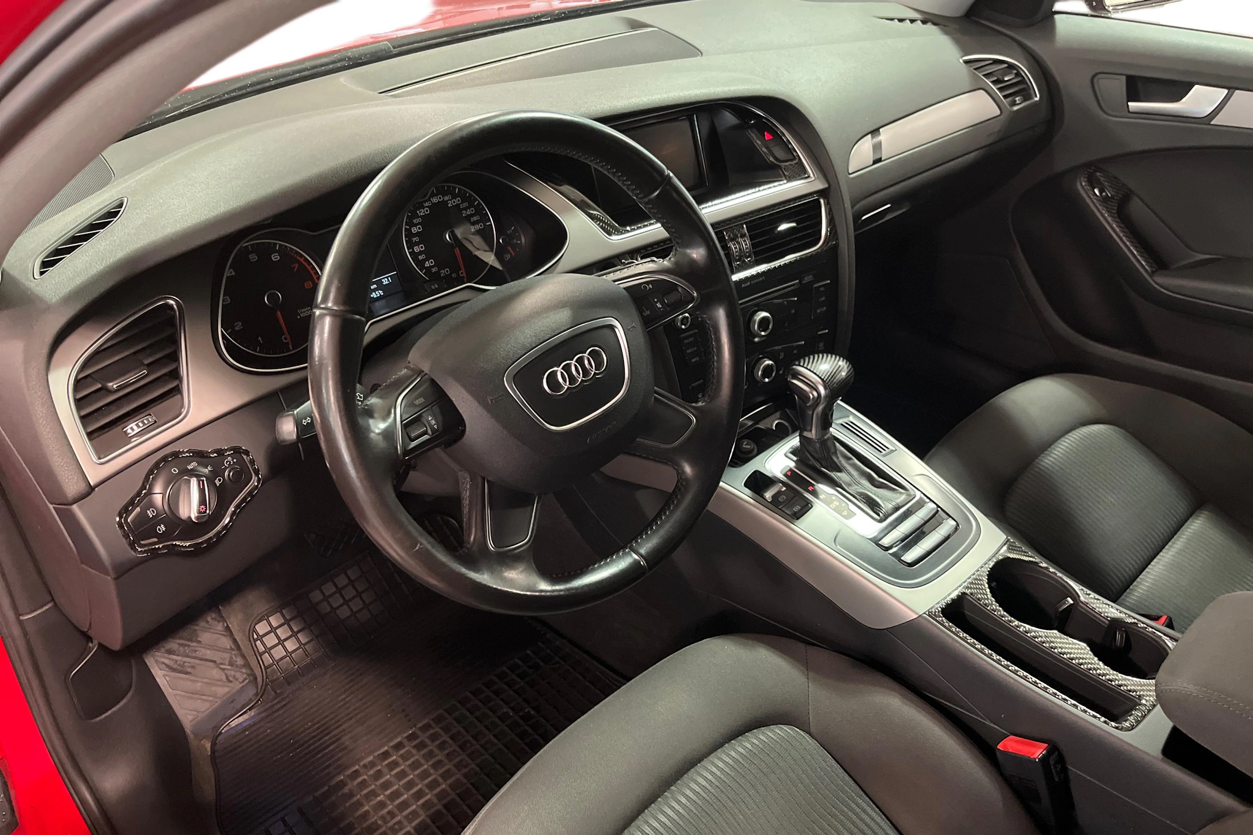 punainen Audi A4 2013 kuva 8.
