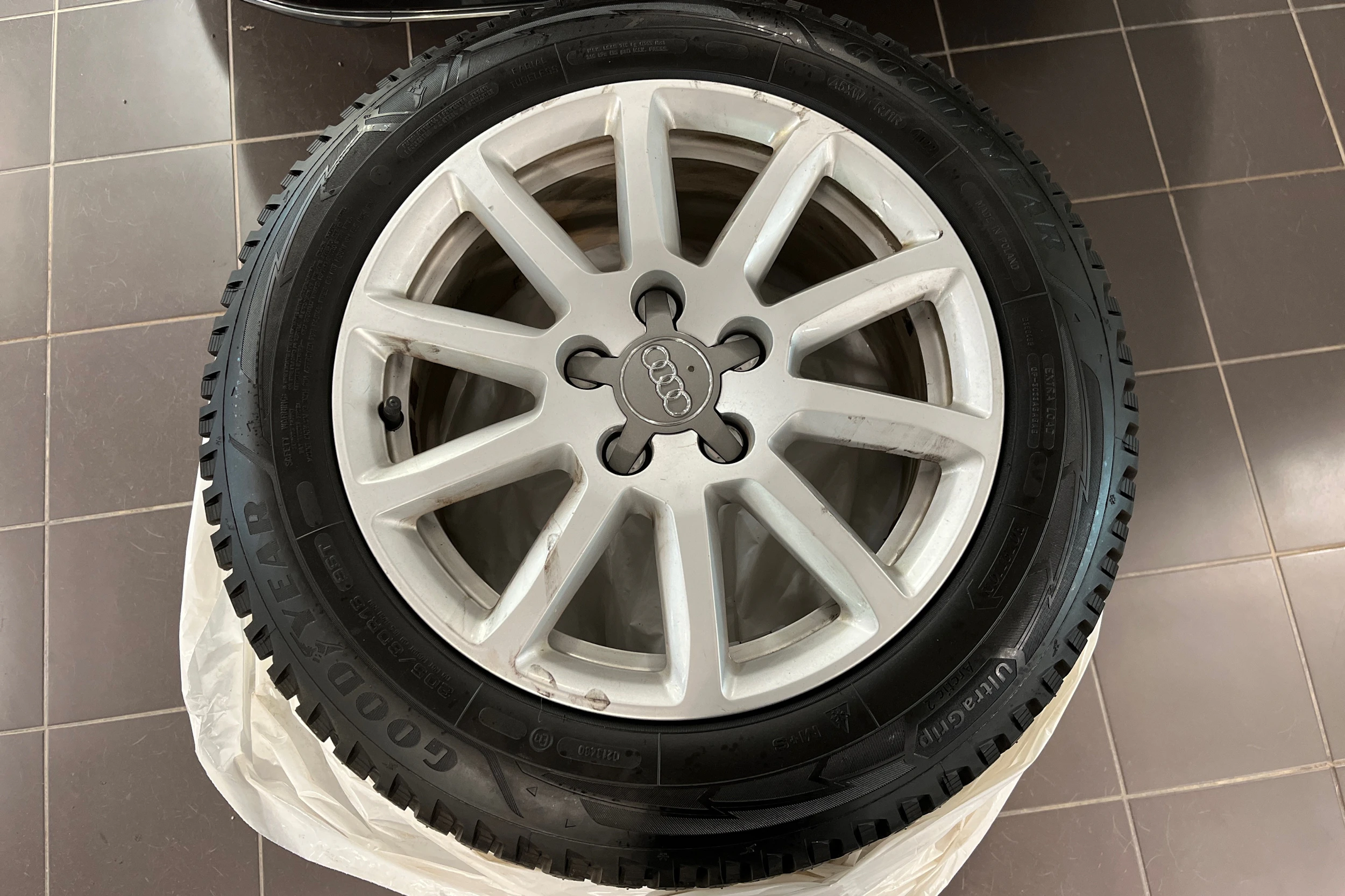 punainen Audi A4 2013 kuva 13.