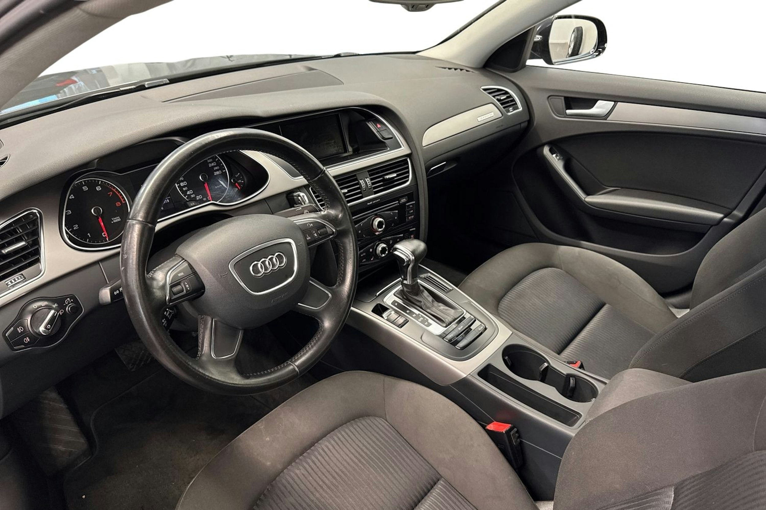 Musta Audi A4 2013 kuva 7.