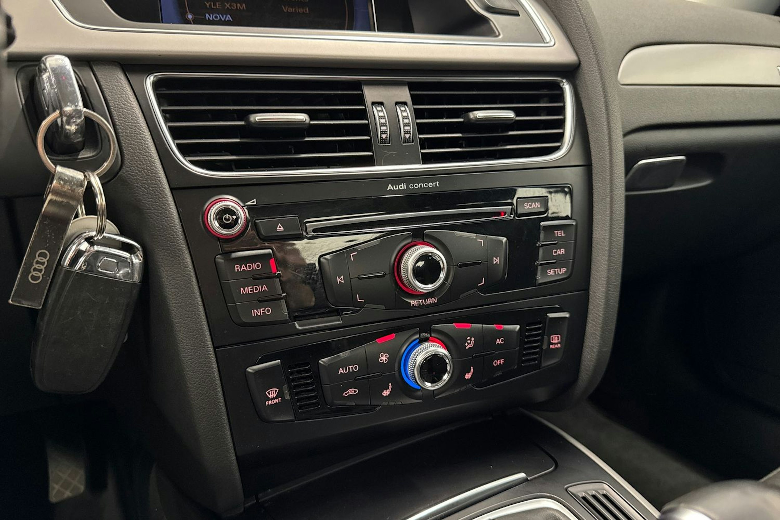 Musta Audi A4 2013 kuva 23.