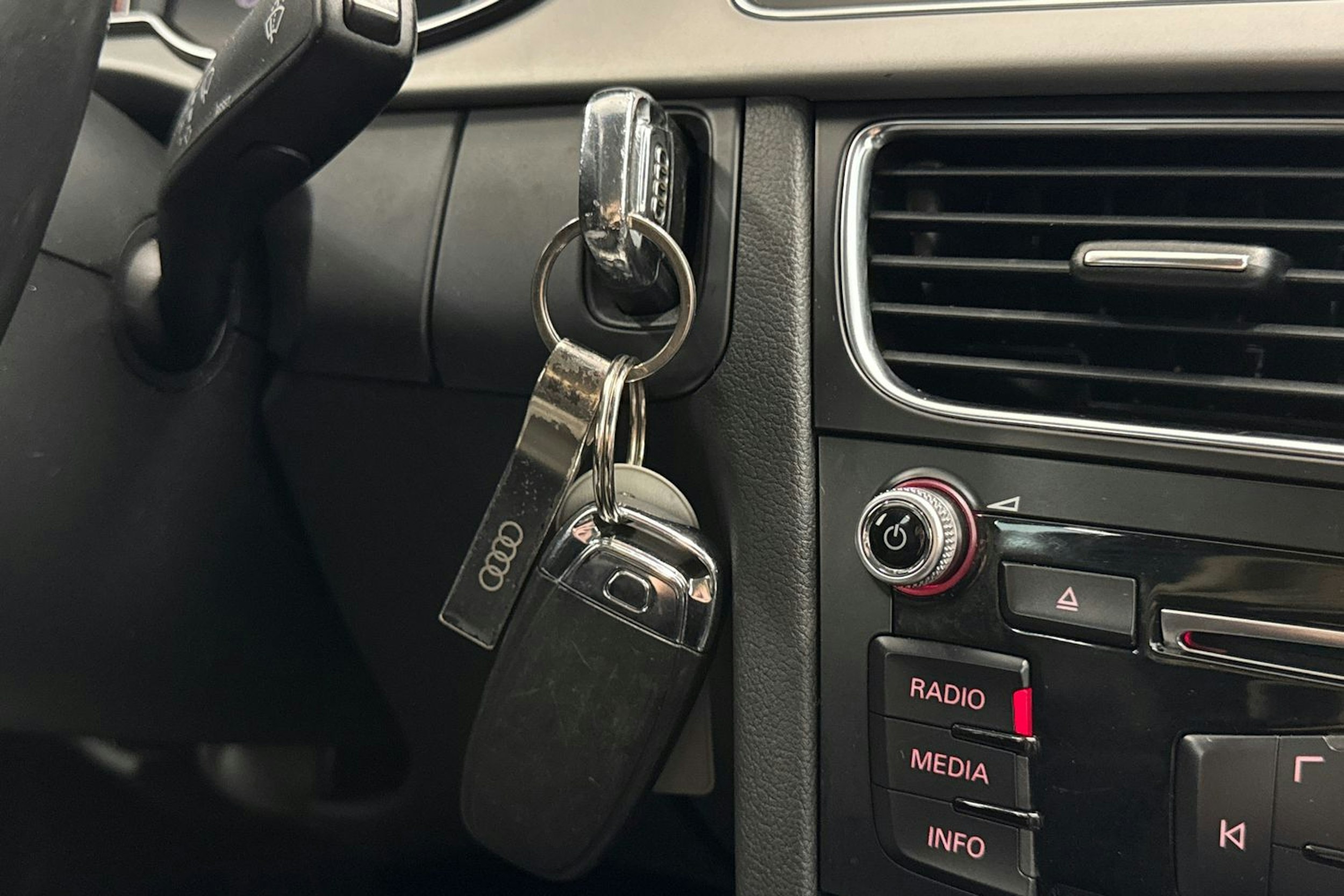 Musta Audi A4 2013 kuva 26.