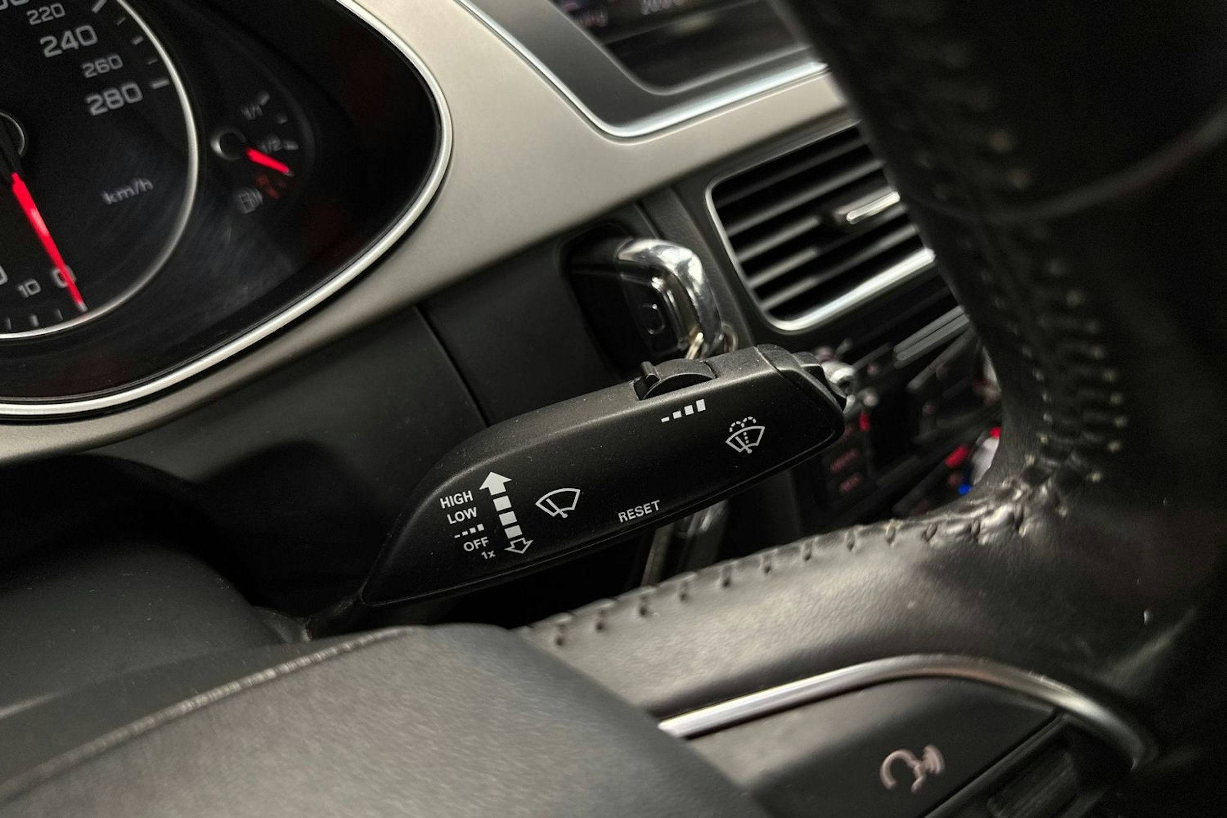 Musta Audi A4 2013 kuva 28.