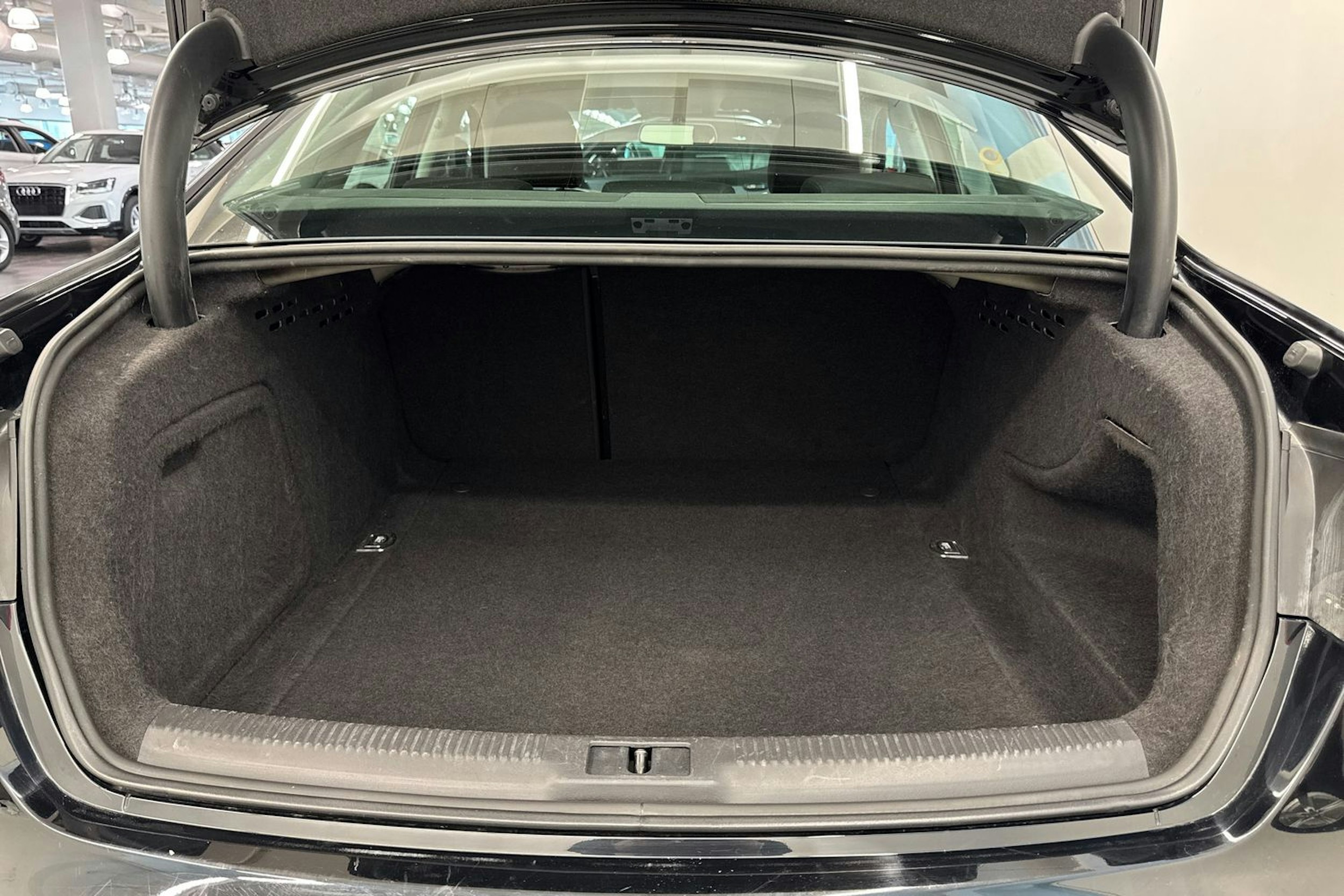 Musta Audi A4 2013 kuva 32.