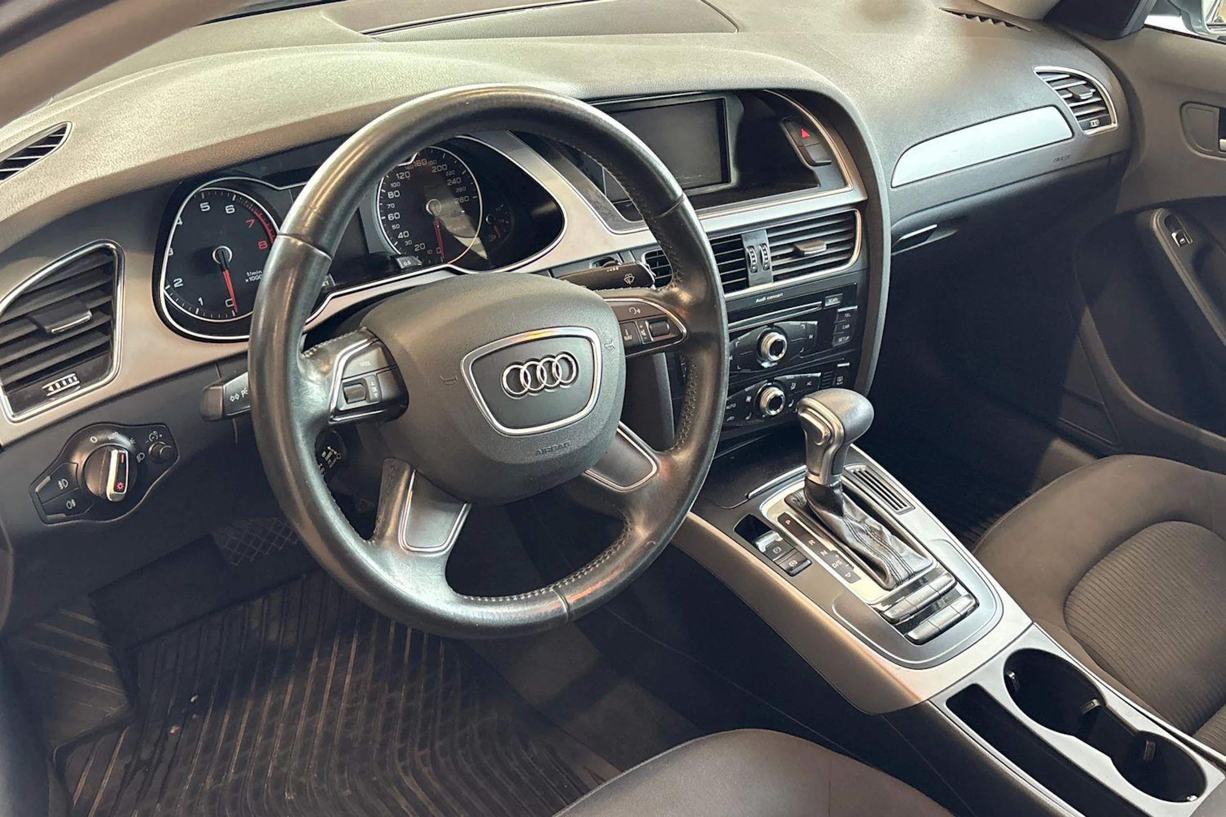 harmaa Audi A4 2013 kuva 6.