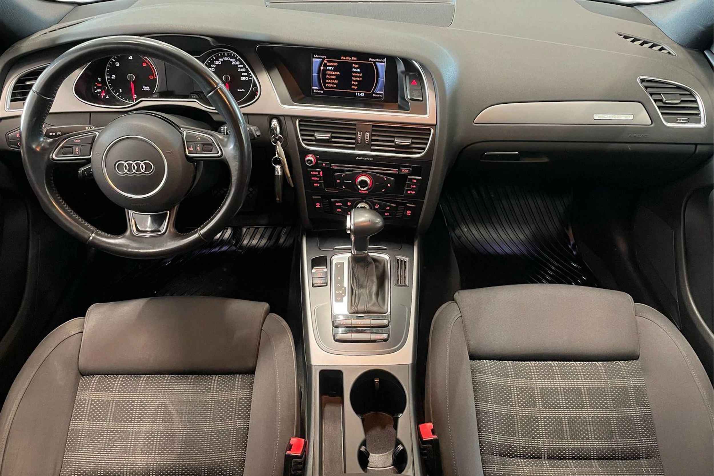 valkoinen Audi A4 2013 kuva 7.