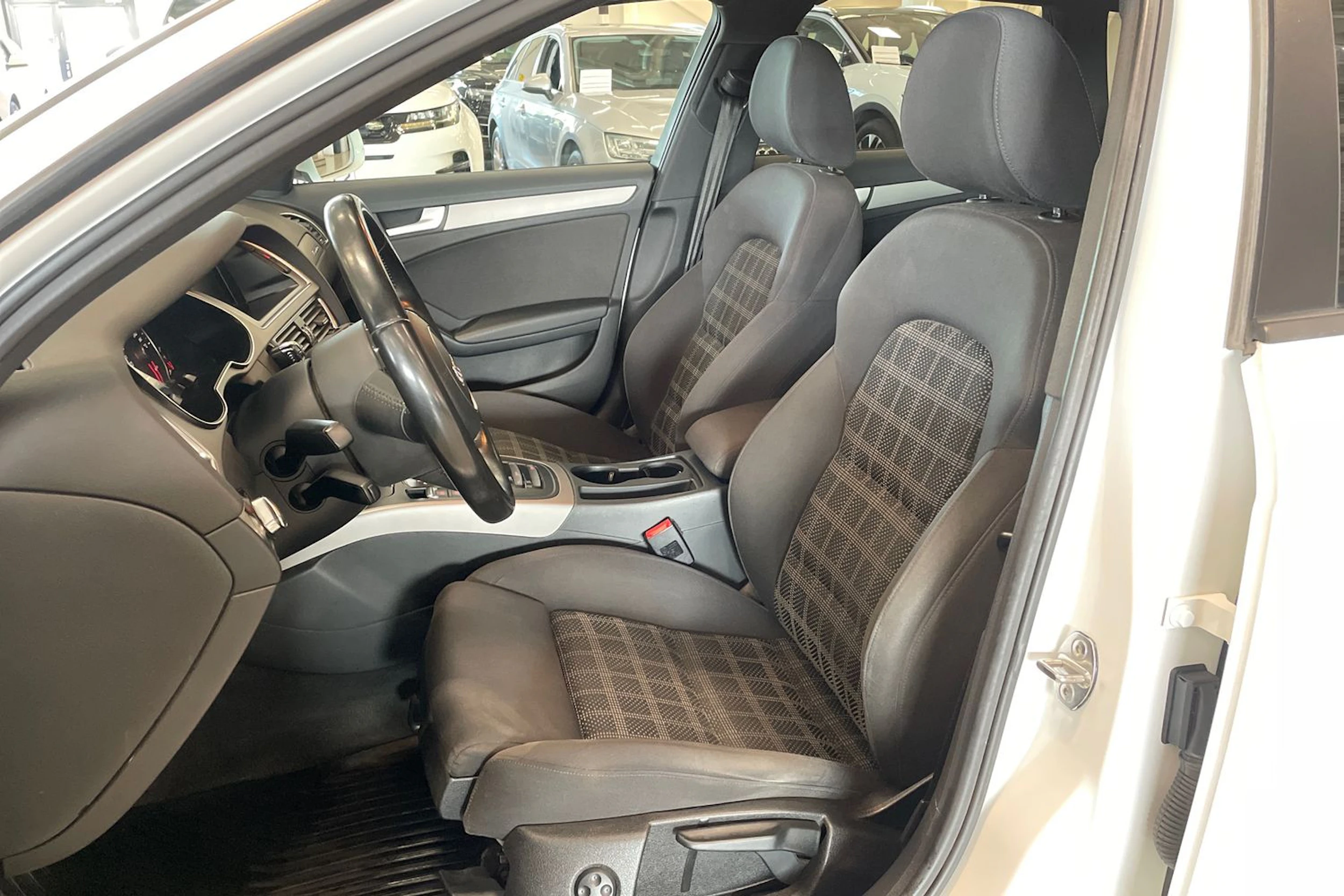 valkoinen Audi A4 2013 kuva 11.
