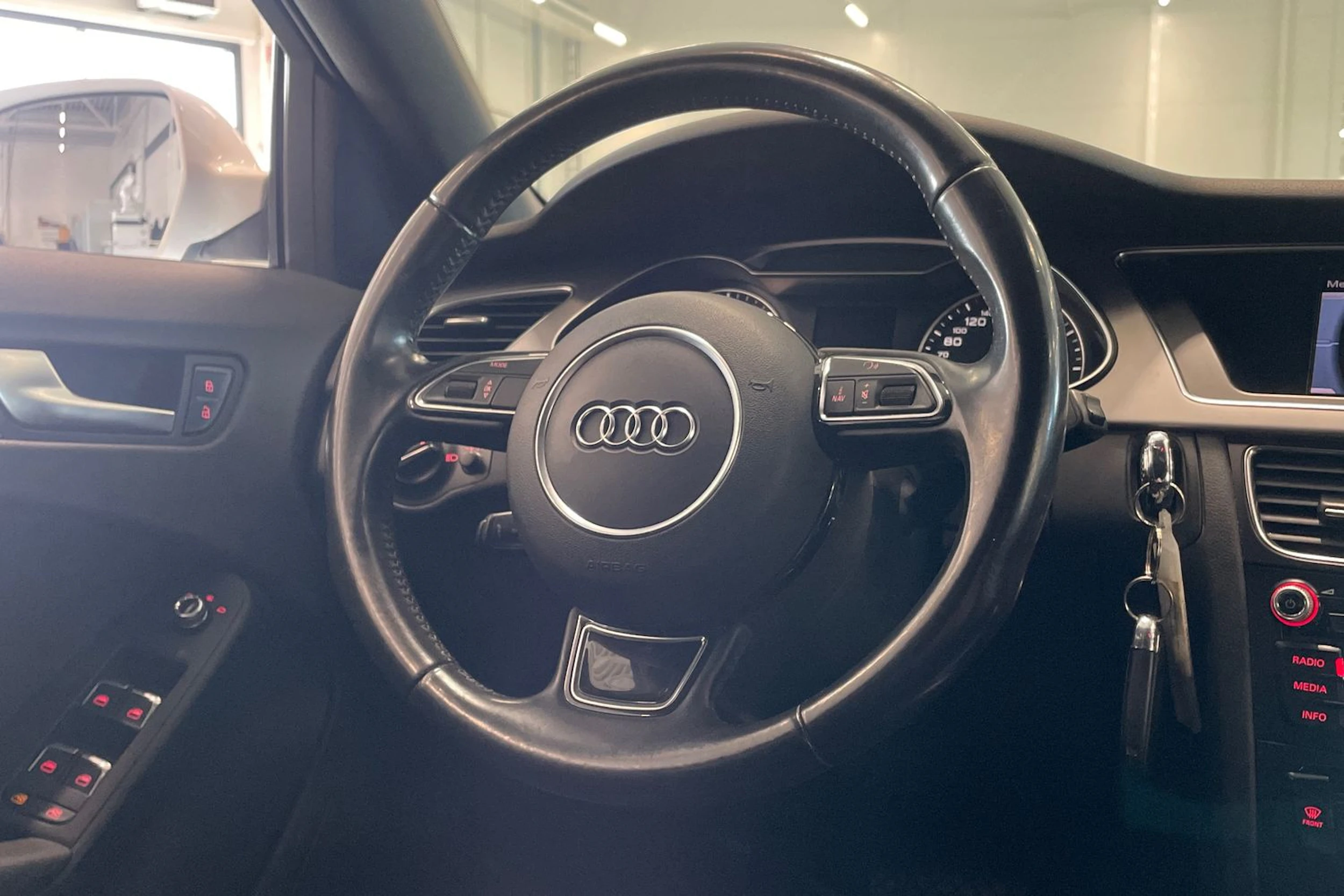 valkoinen Audi A4 2013 kuva 13.