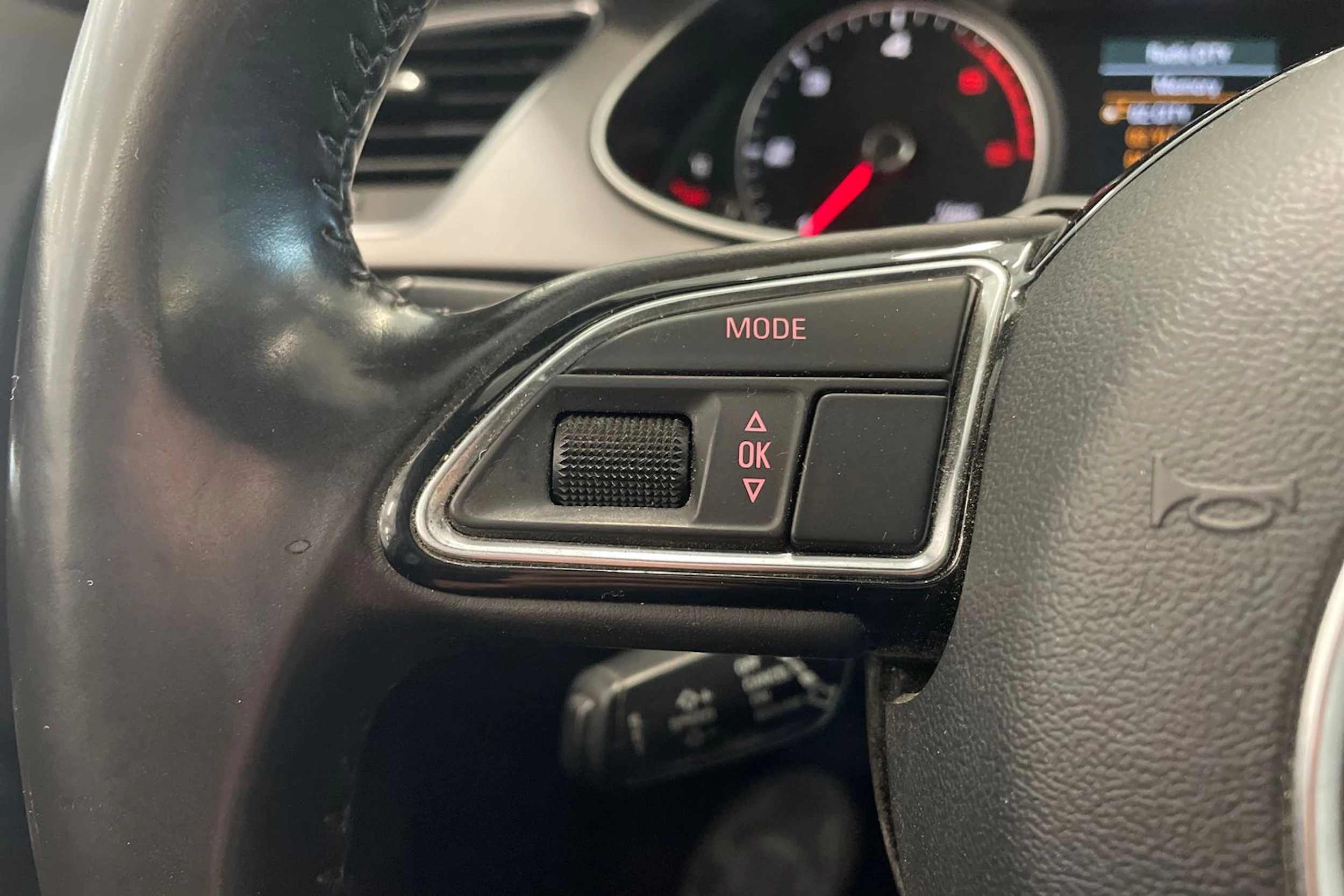 valkoinen Audi A4 2013 kuva 16.