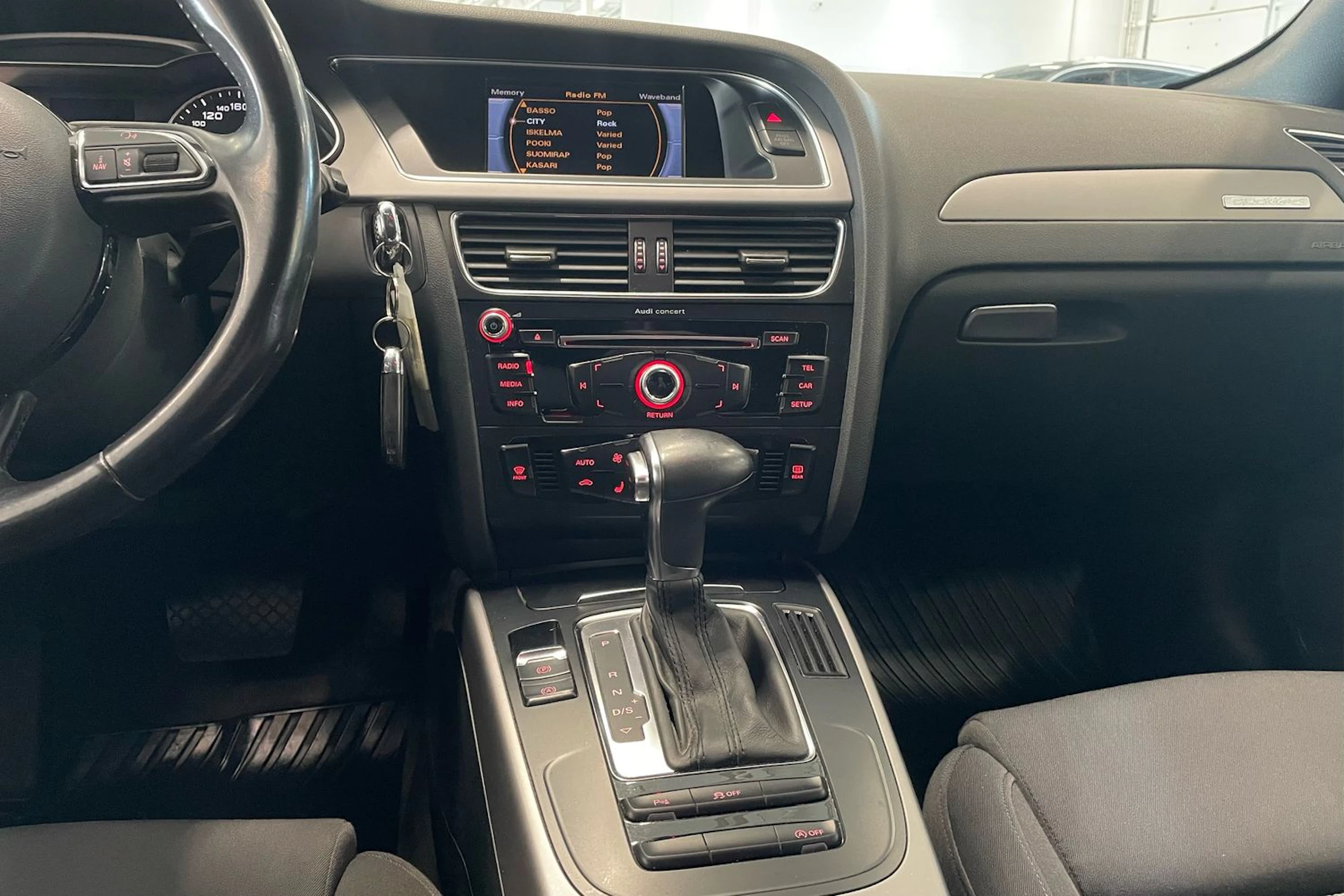 valkoinen Audi A4 2013 kuva 19.