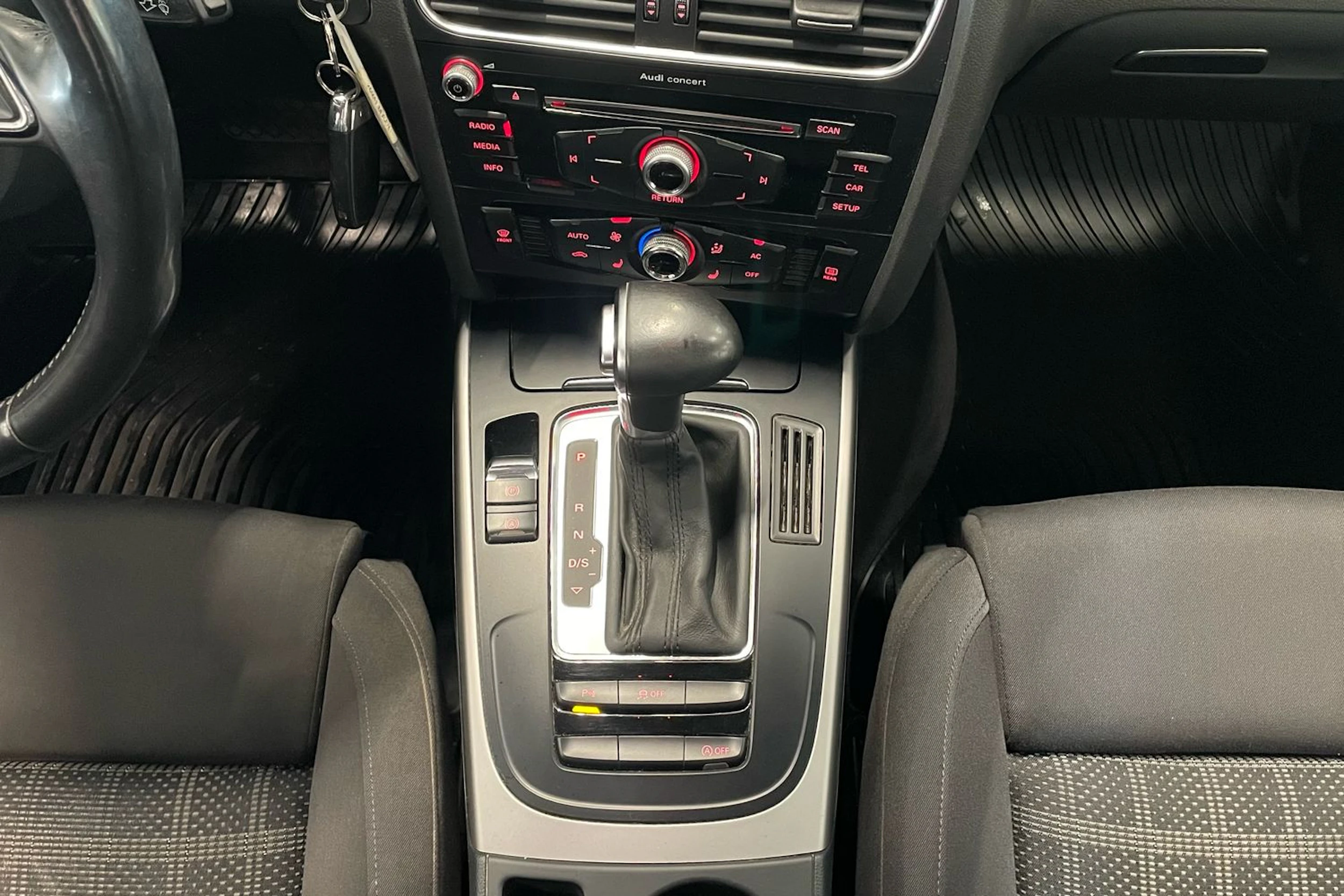valkoinen Audi A4 2013 kuva 21.