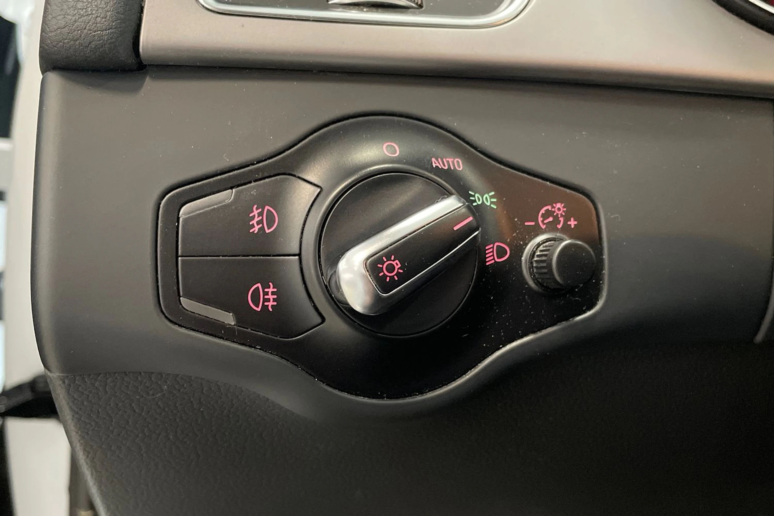 valkoinen Audi A4 2013 kuva 24.