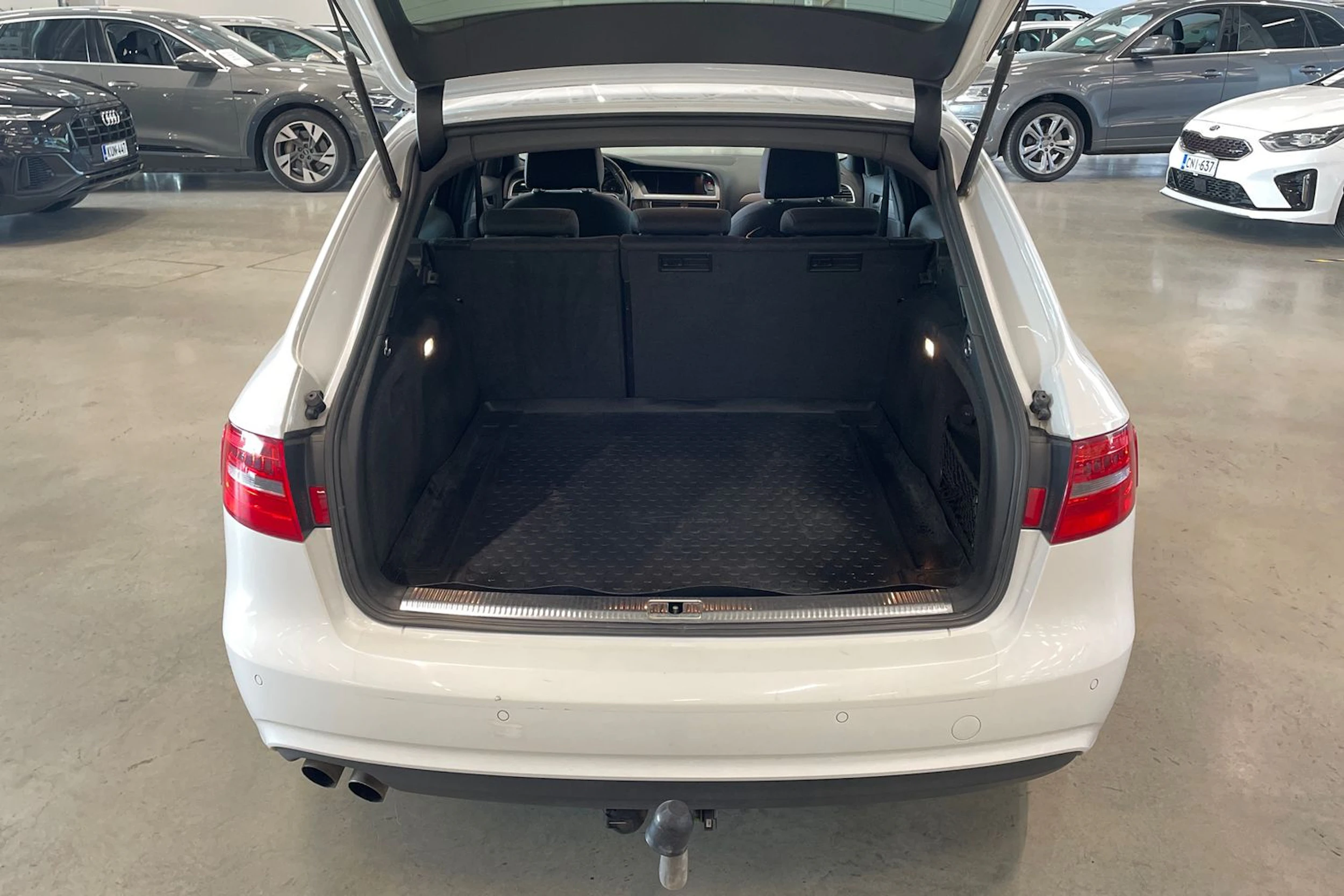 valkoinen Audi A4 2013 kuva 25.