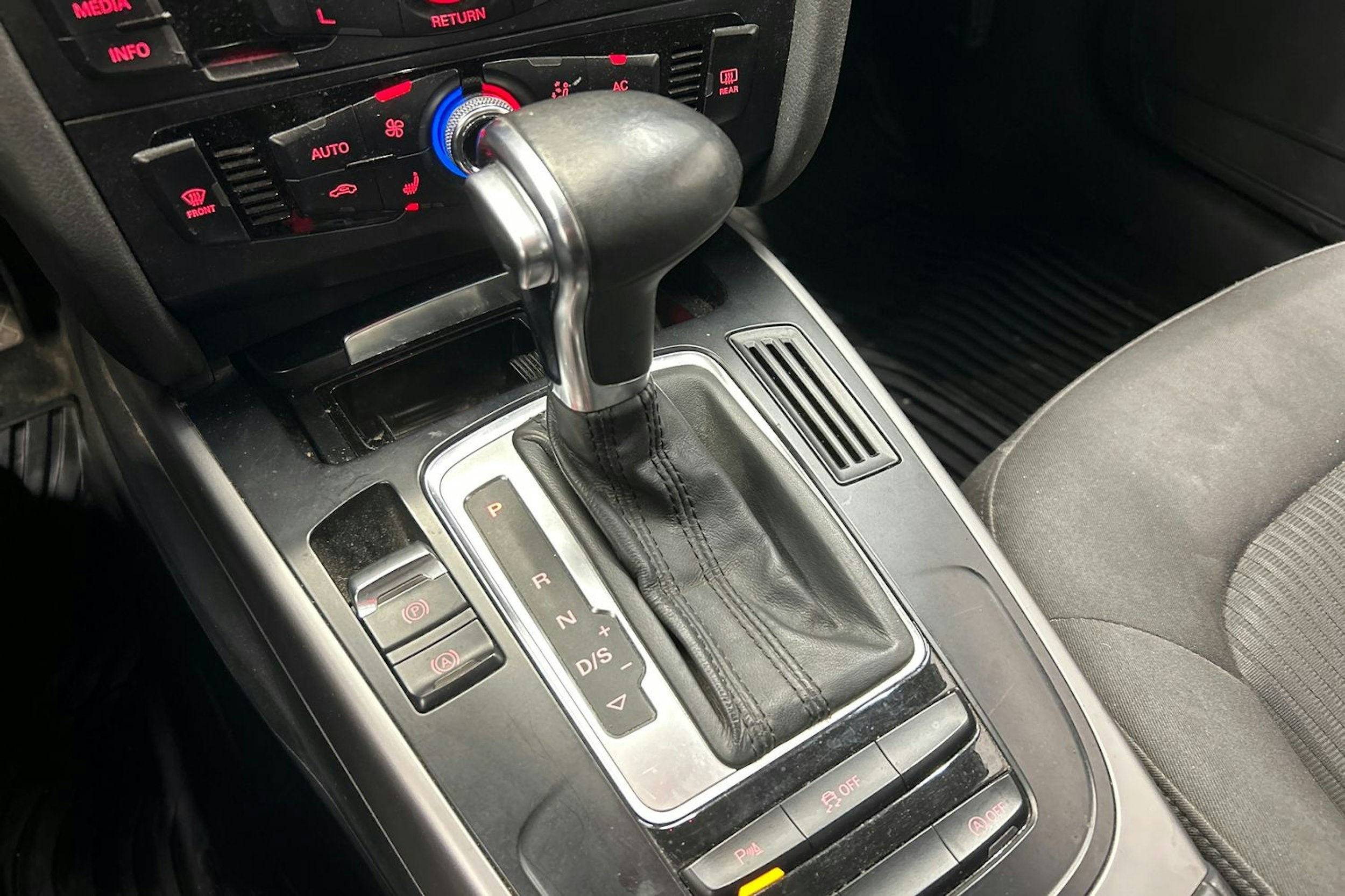 harmaa Audi A4 2013 kuva 27.