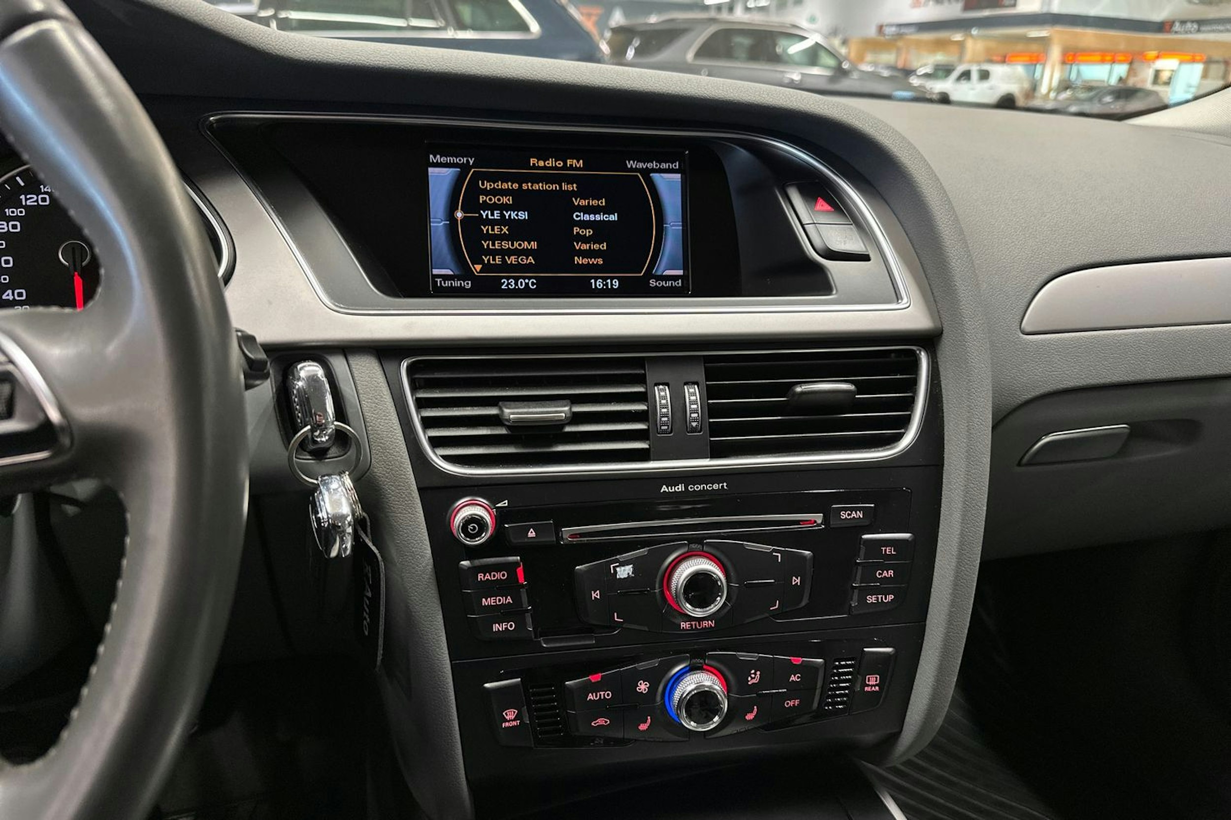 hopea Audi A4 2013 kuva 18.