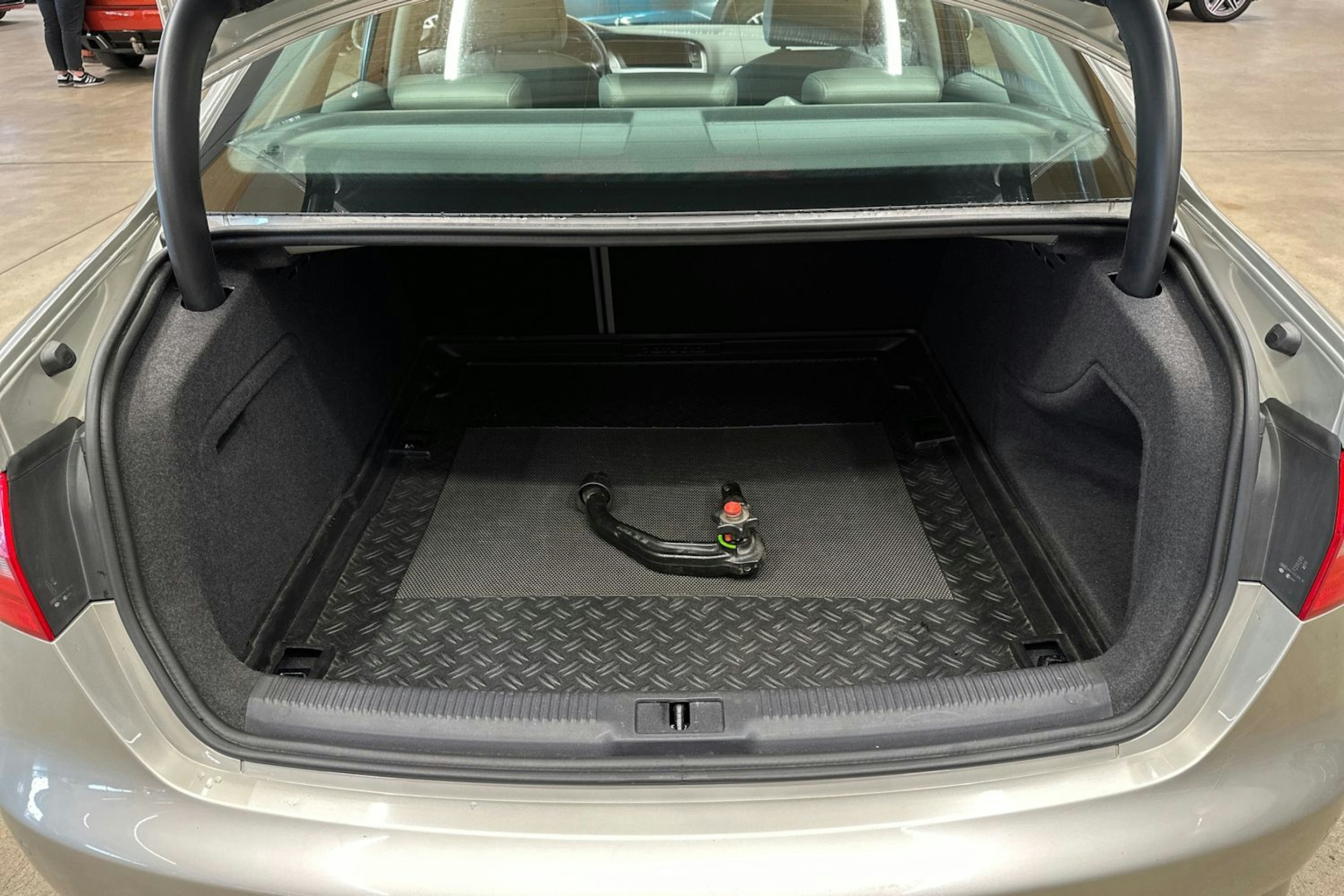hopea Audi A4 2013 kuva 28.