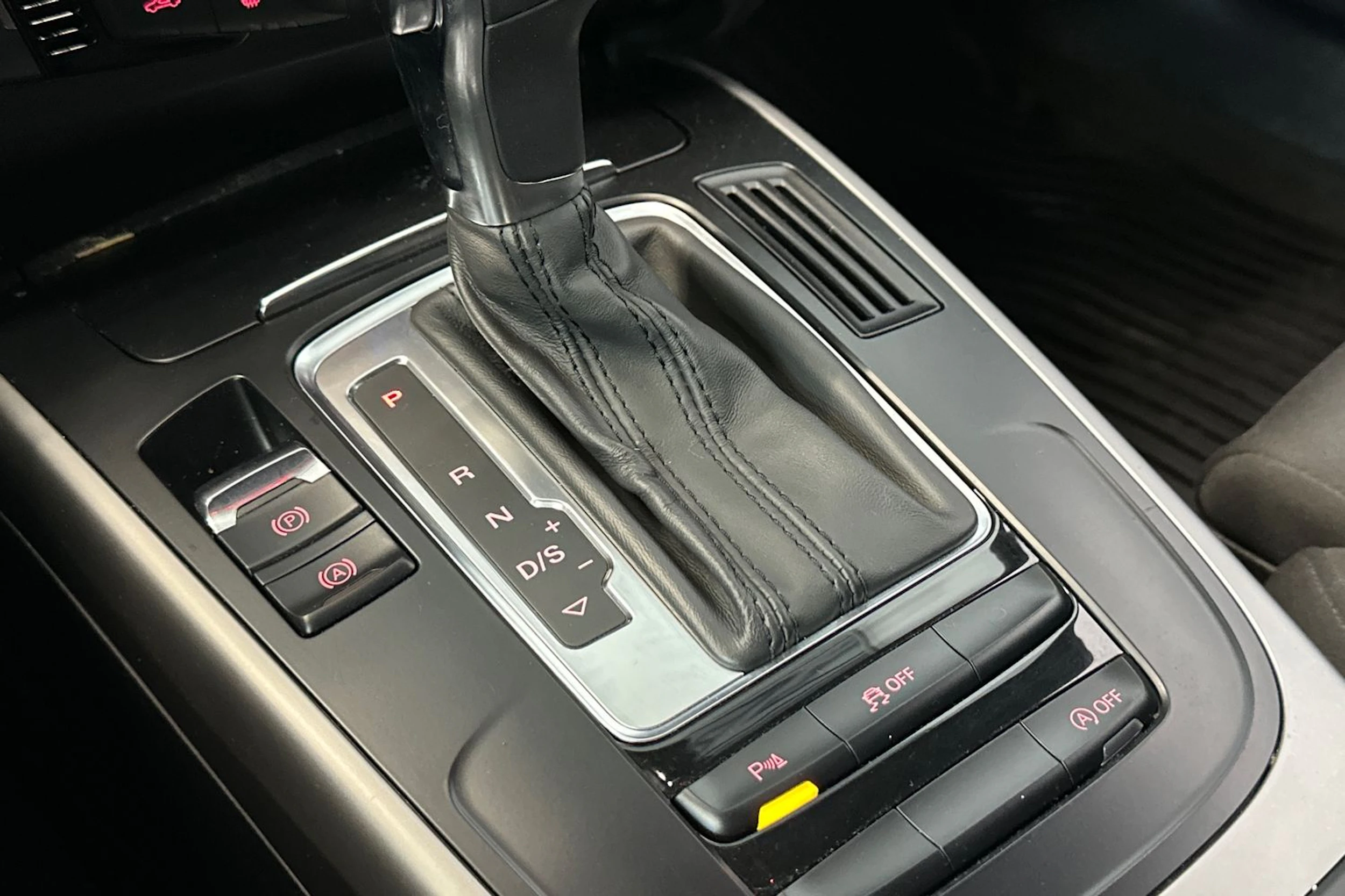 harmaa Audi A4 2013 kuva 17.