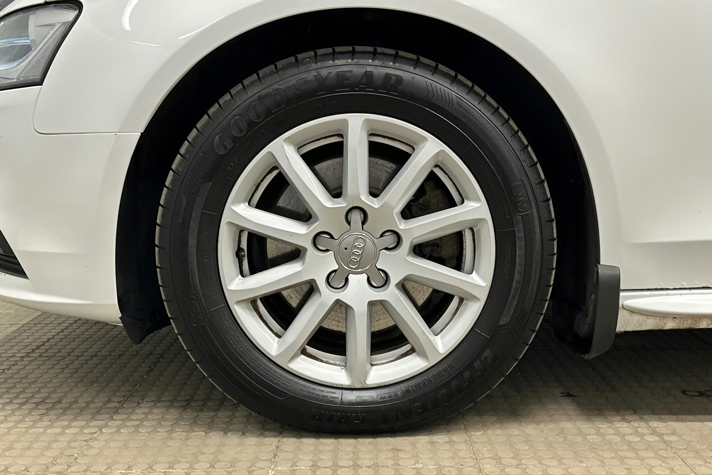 valkoinen Audi A4 2013 kuva 11.
