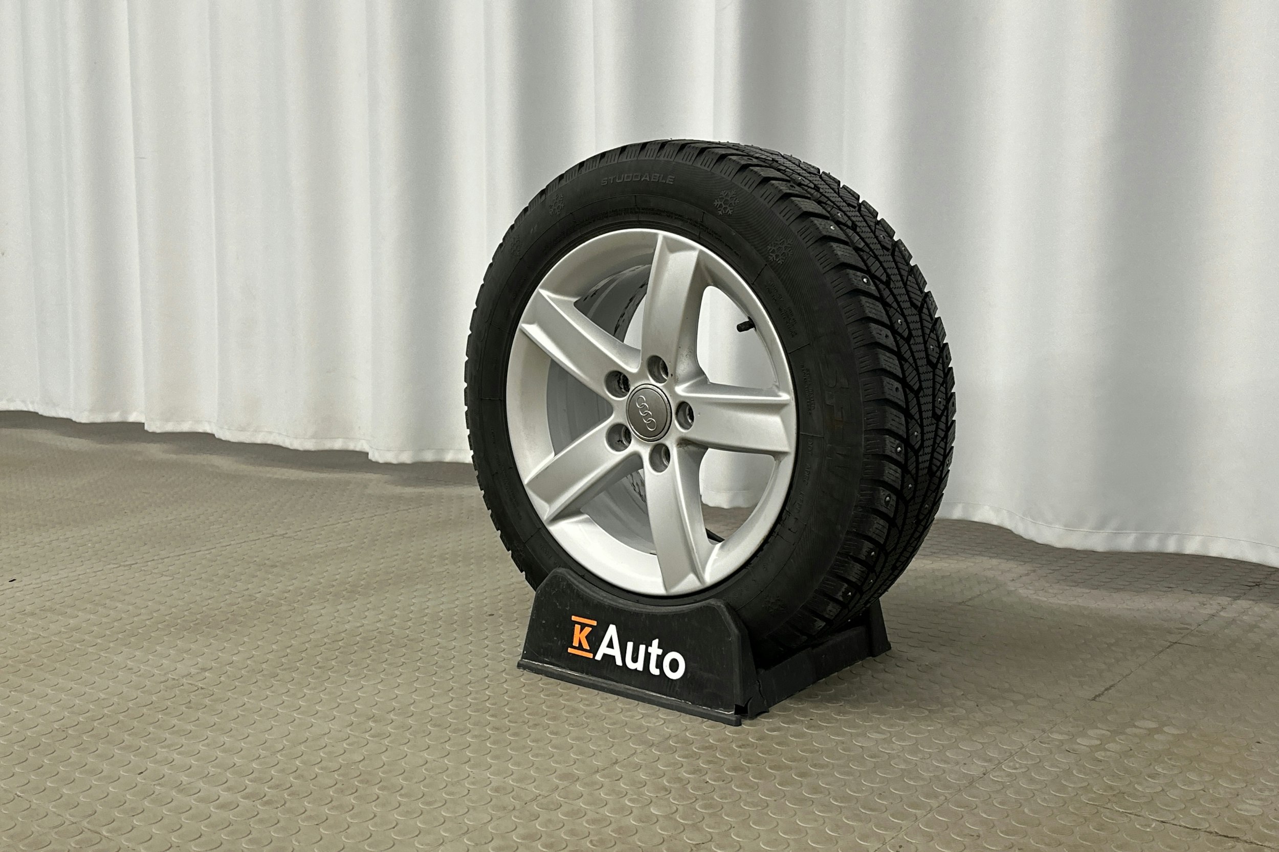 valkoinen Audi A4 2013 kuva 13.