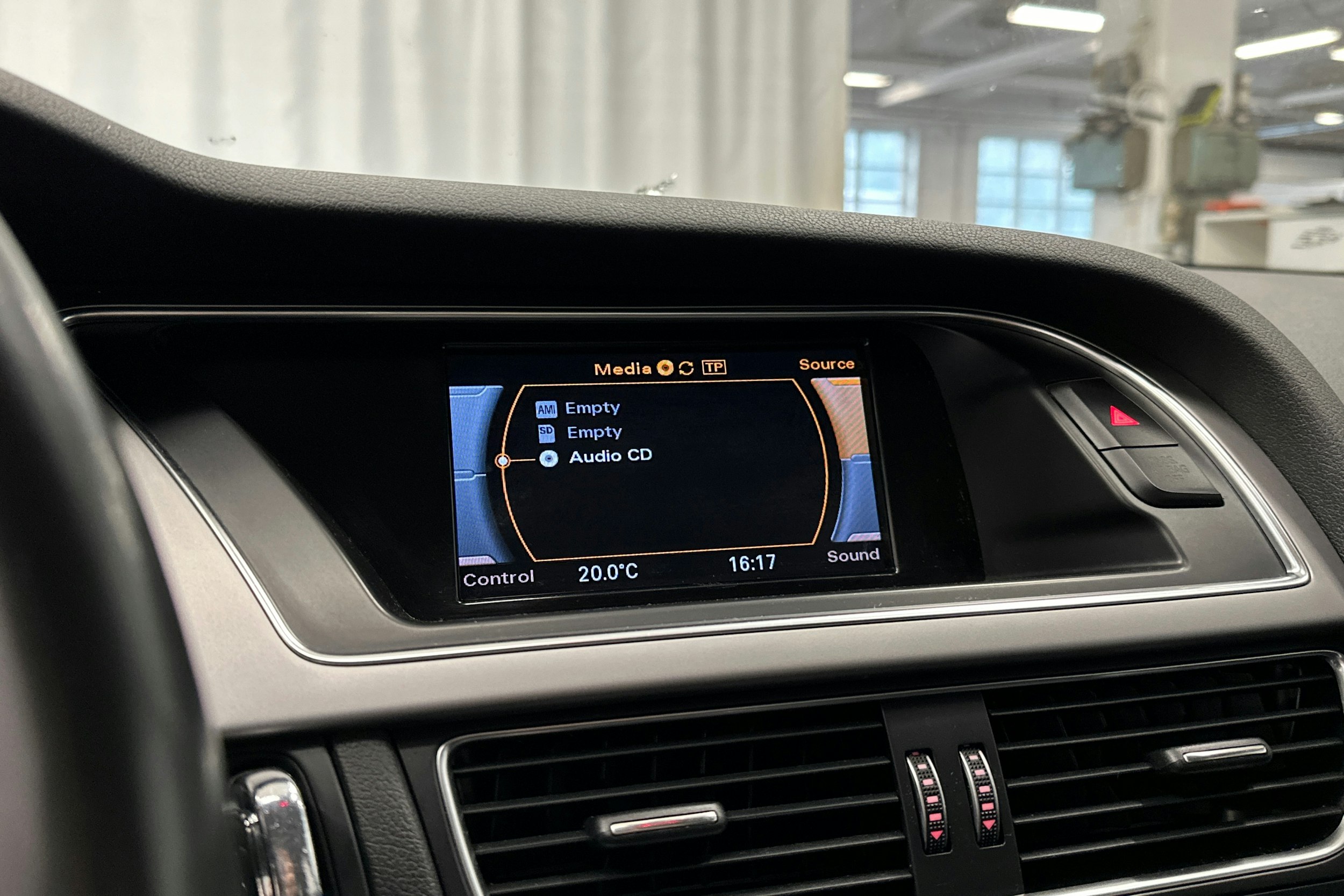 valkoinen Audi A4 2013 kuva 18.