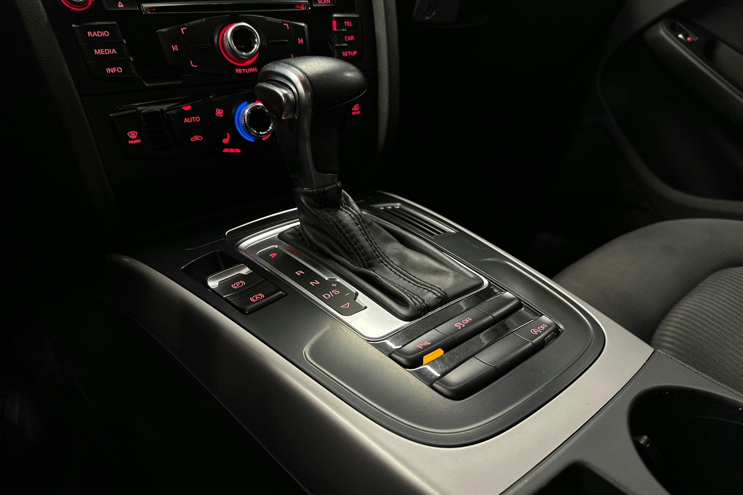 valkoinen Audi A4 2013 kuva 21.