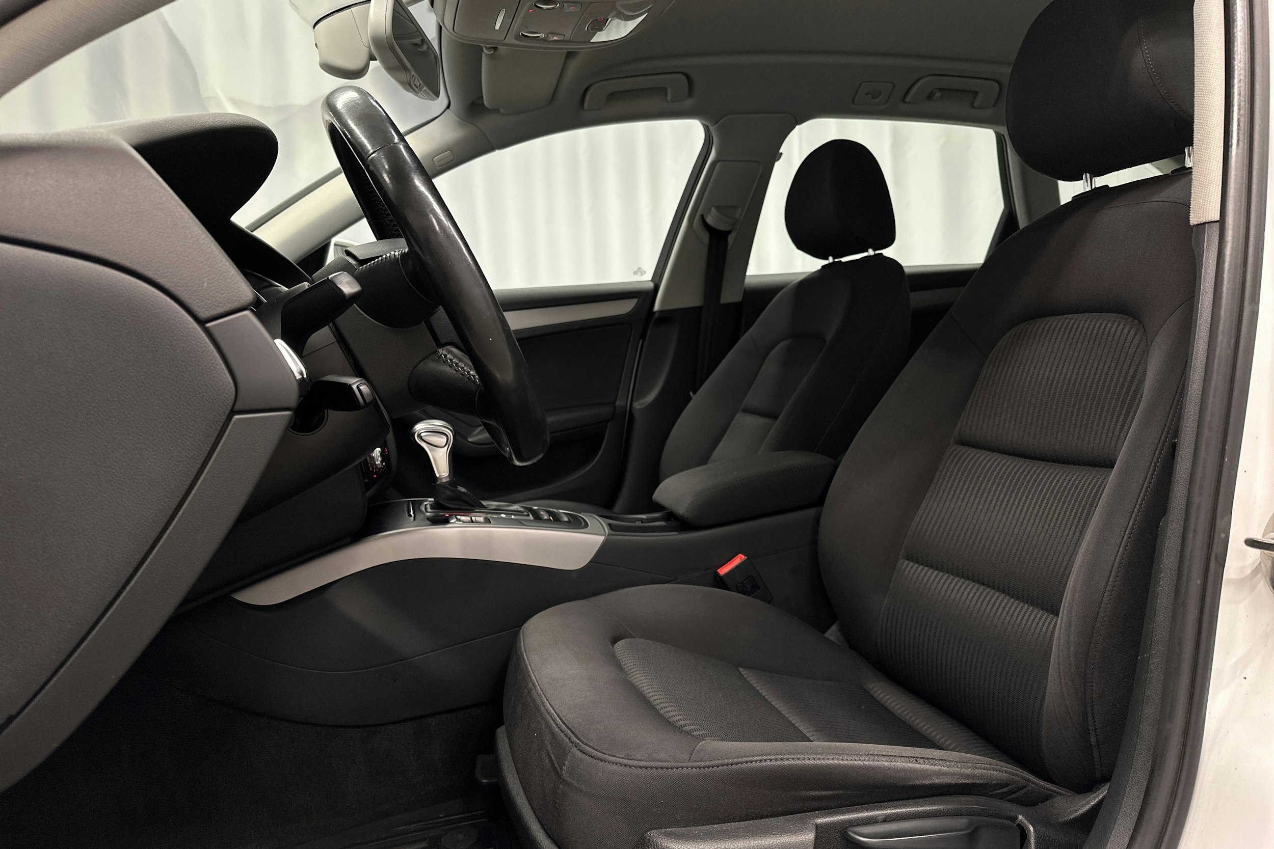 valkoinen Audi A4 2013 kuva 22.