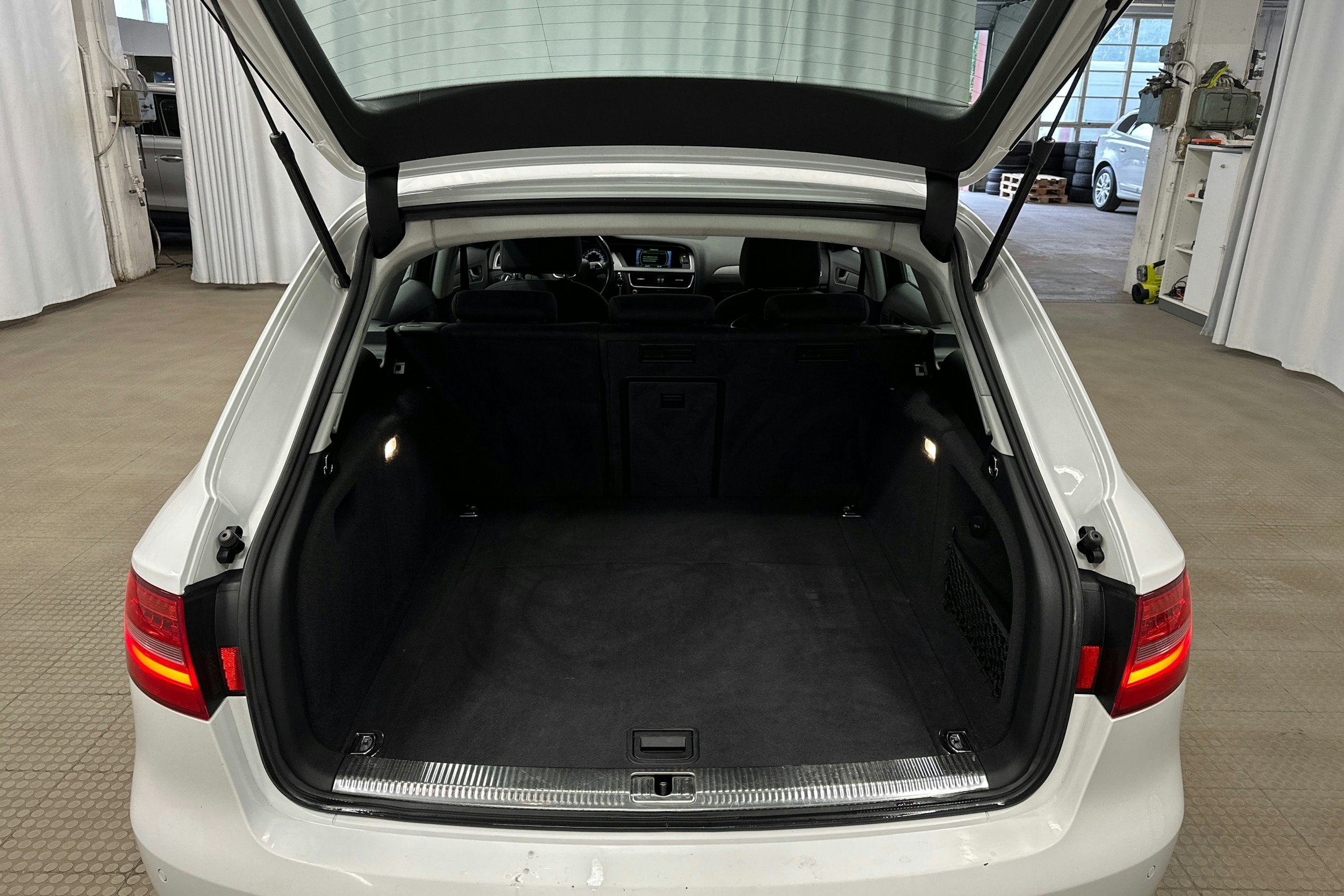 valkoinen Audi A4 2013 kuva 23.