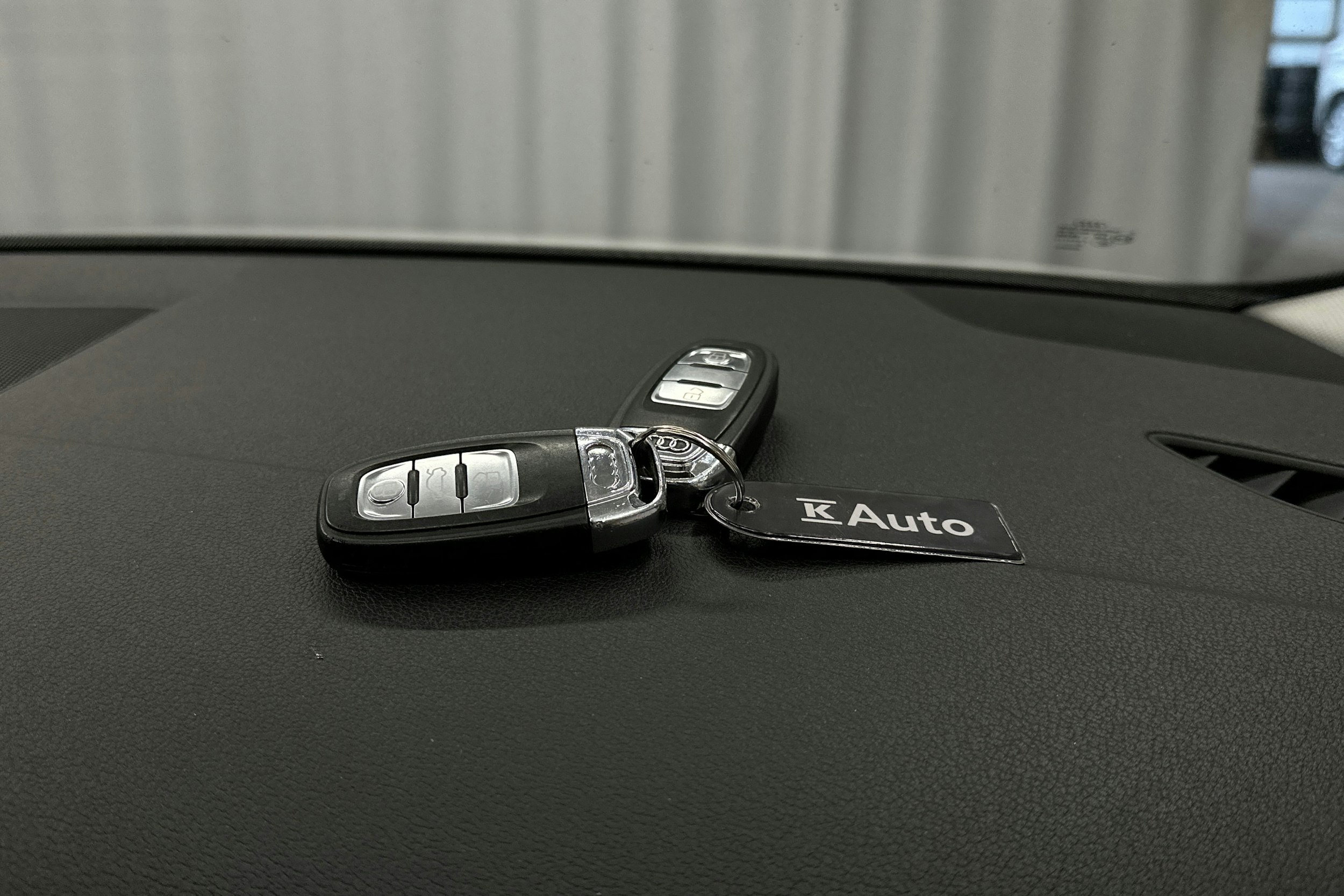 valkoinen Audi A4 2013 kuva 25.