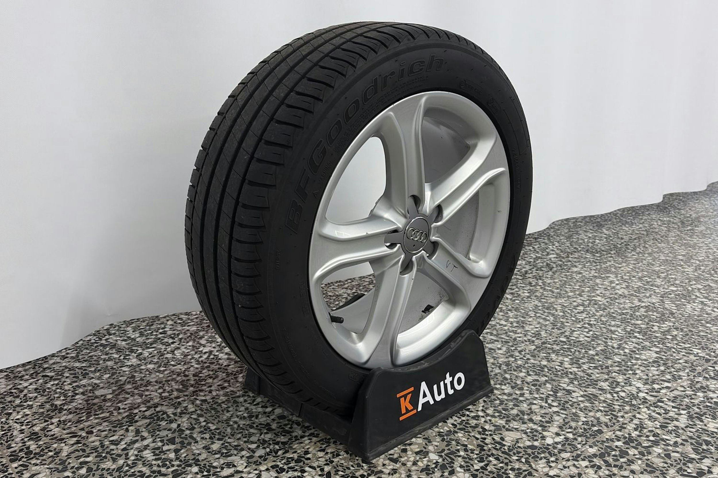 musta Audi A4 2014 kuva 13.