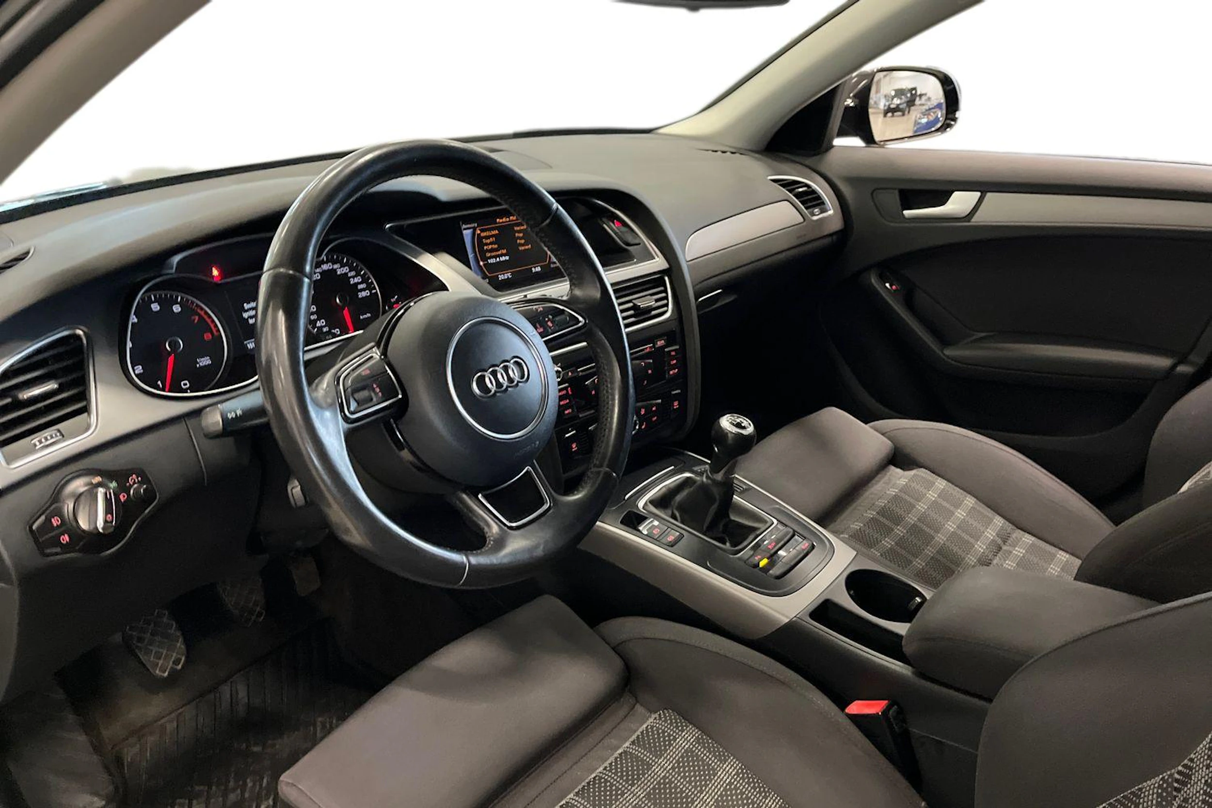 musta Audi A4 2014 kuva 6.