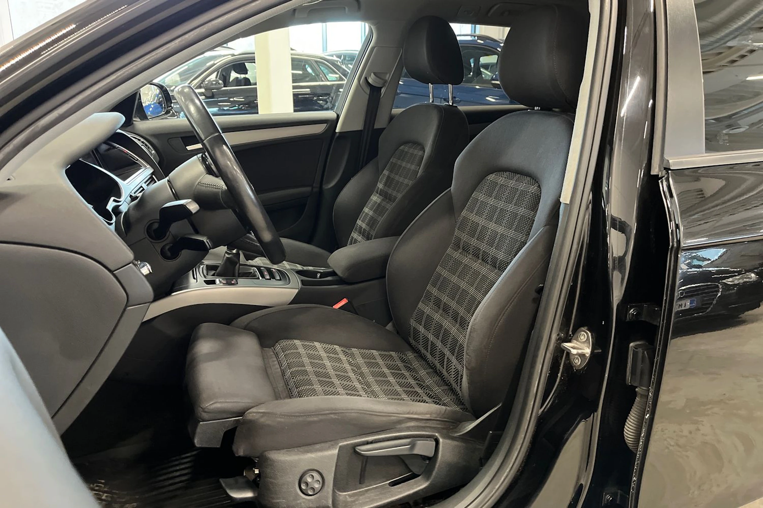 musta Audi A4 2014 kuva 11.