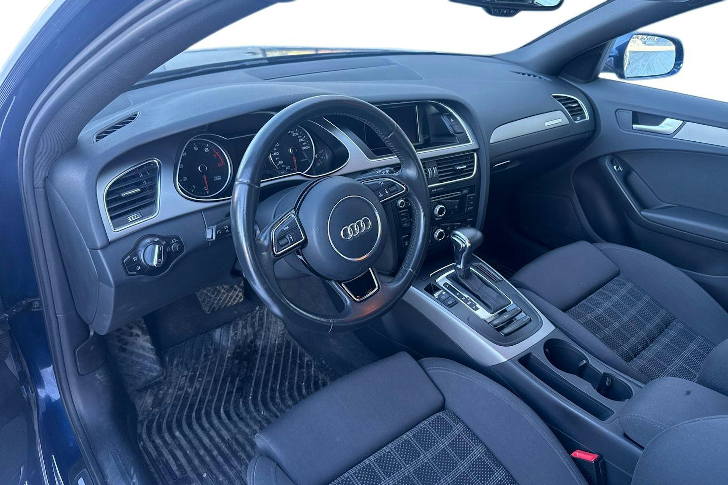 sininen Audi A4 2013 kuva 3.