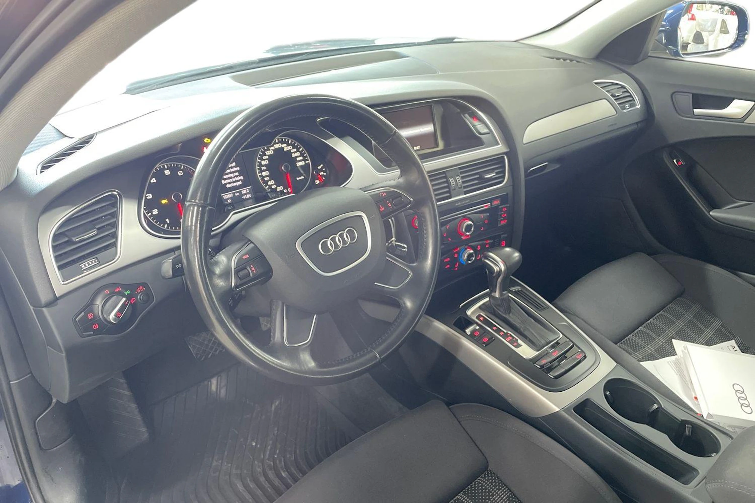 Sininen Audi A4 2013 kuva 8.