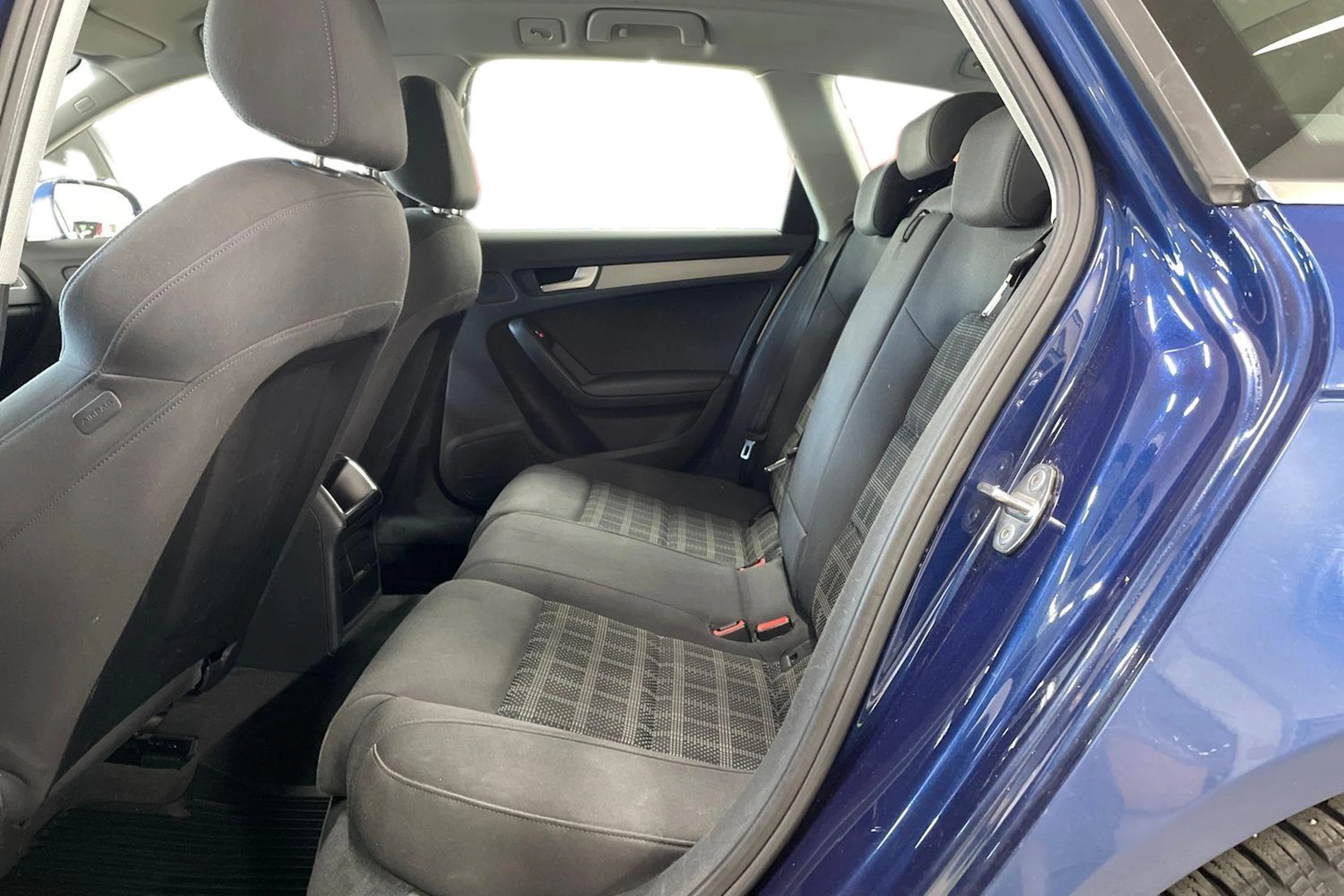Sininen Audi A4 2013 kuva 11.
