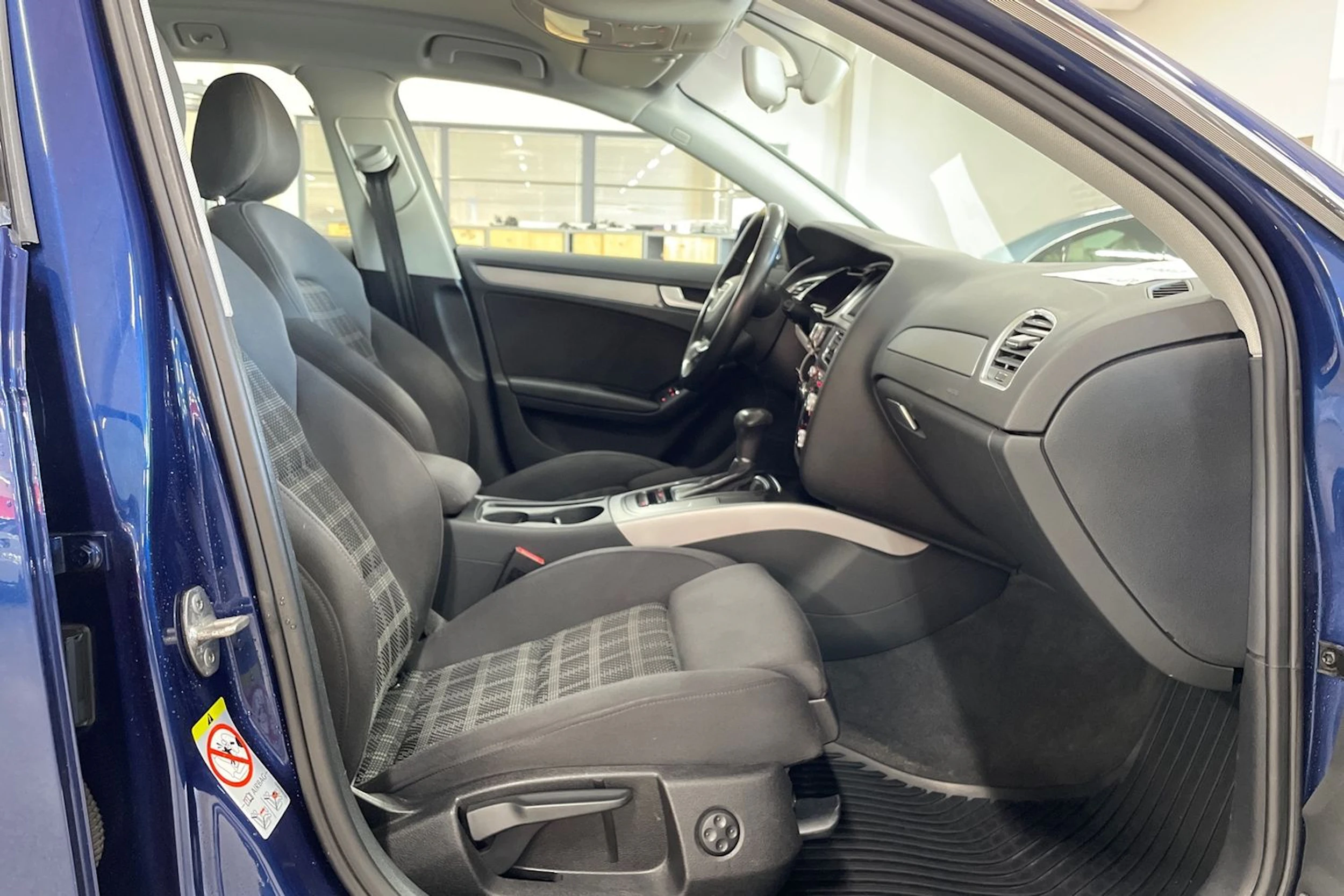 Sininen Audi A4 2013 kuva 15.