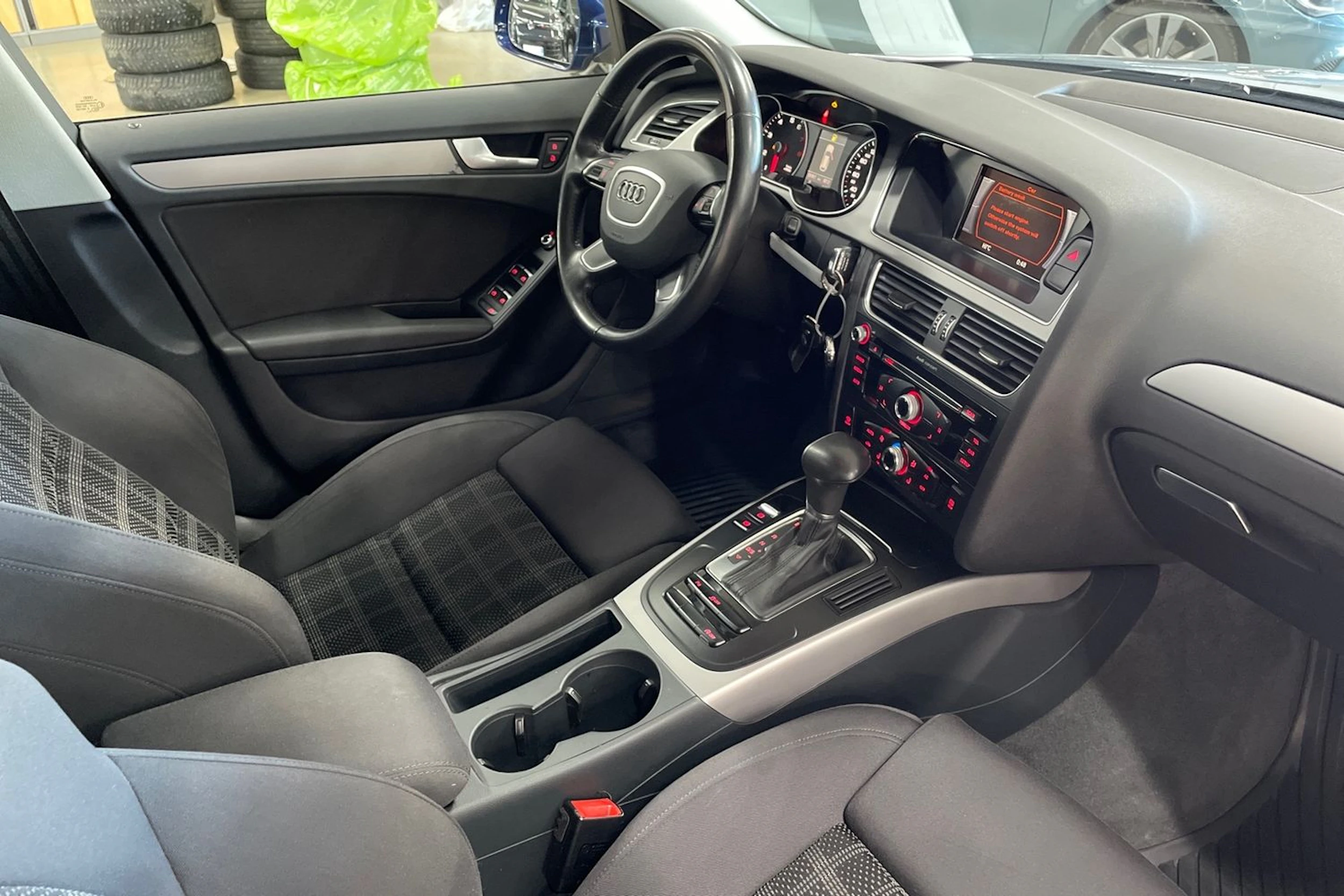 Sininen Audi A4 2013 kuva 16.