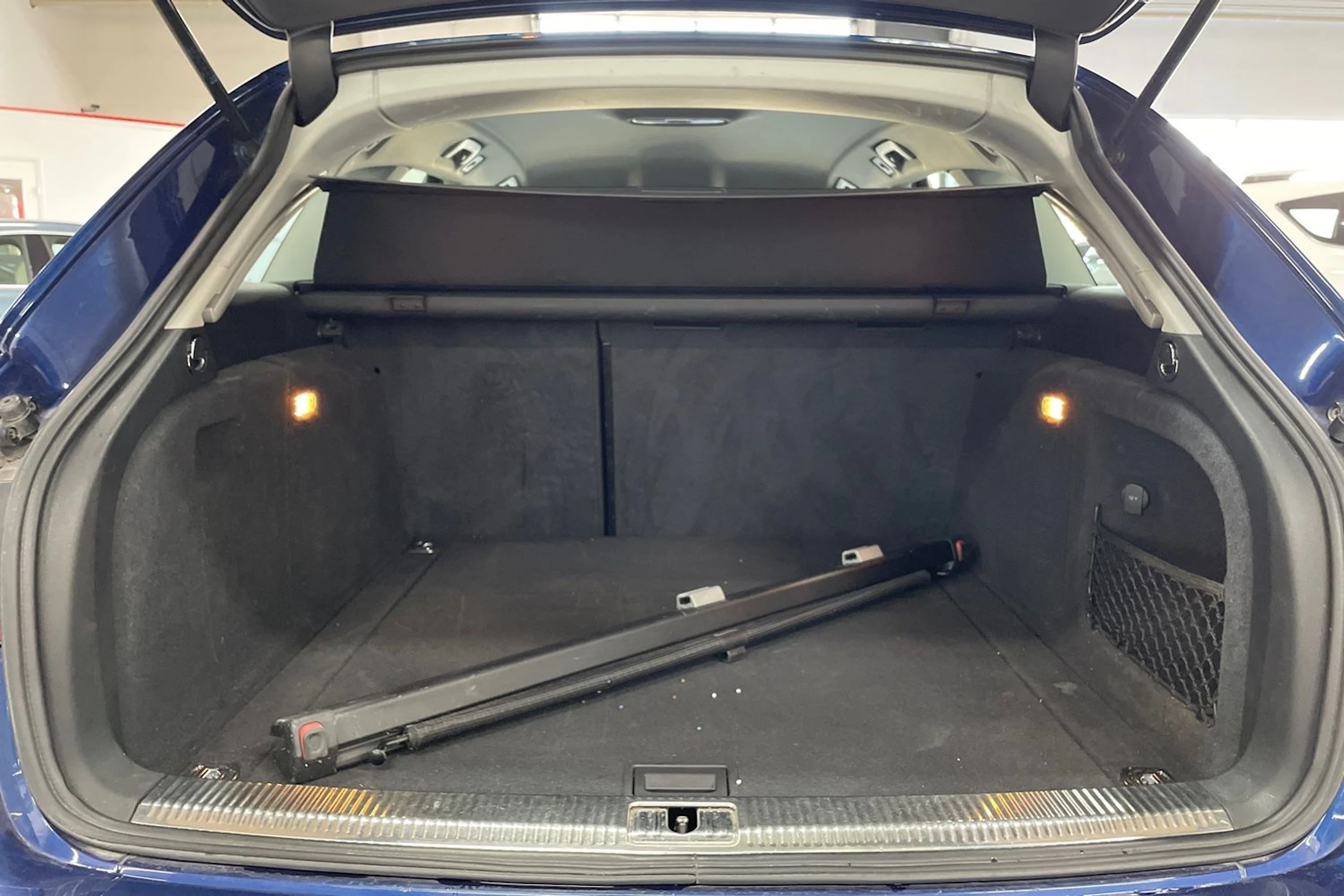 Sininen Audi A4 2013 kuva 17.