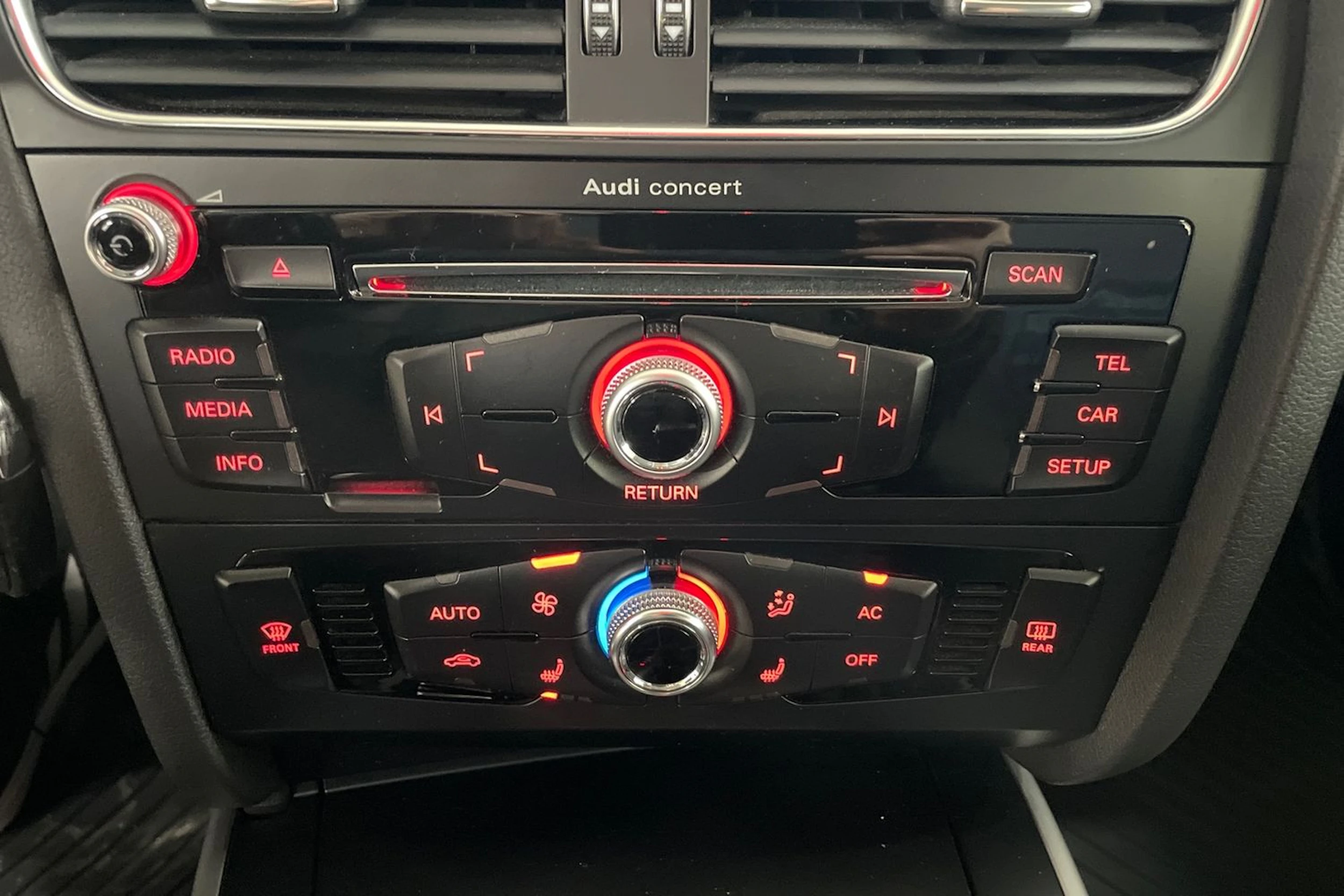 Sininen Audi A4 2013 kuva 20.