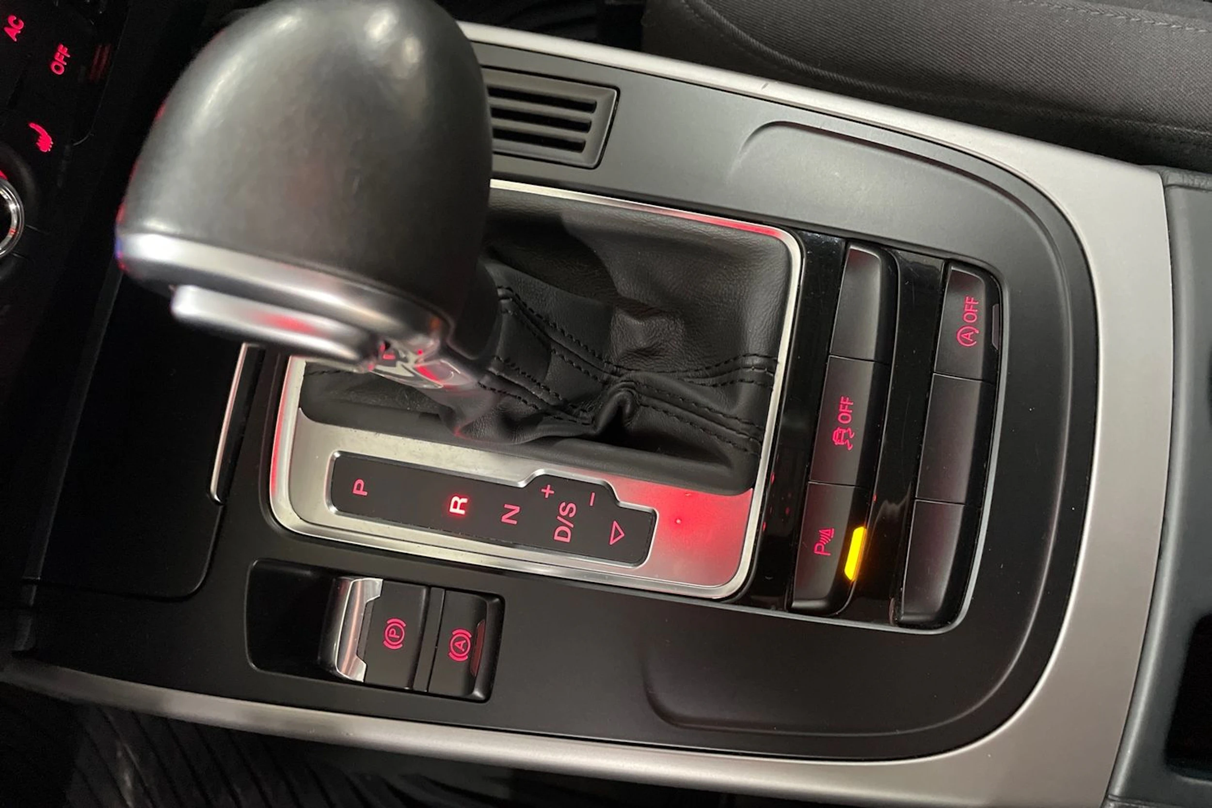 Sininen Audi A4 2013 kuva 21.