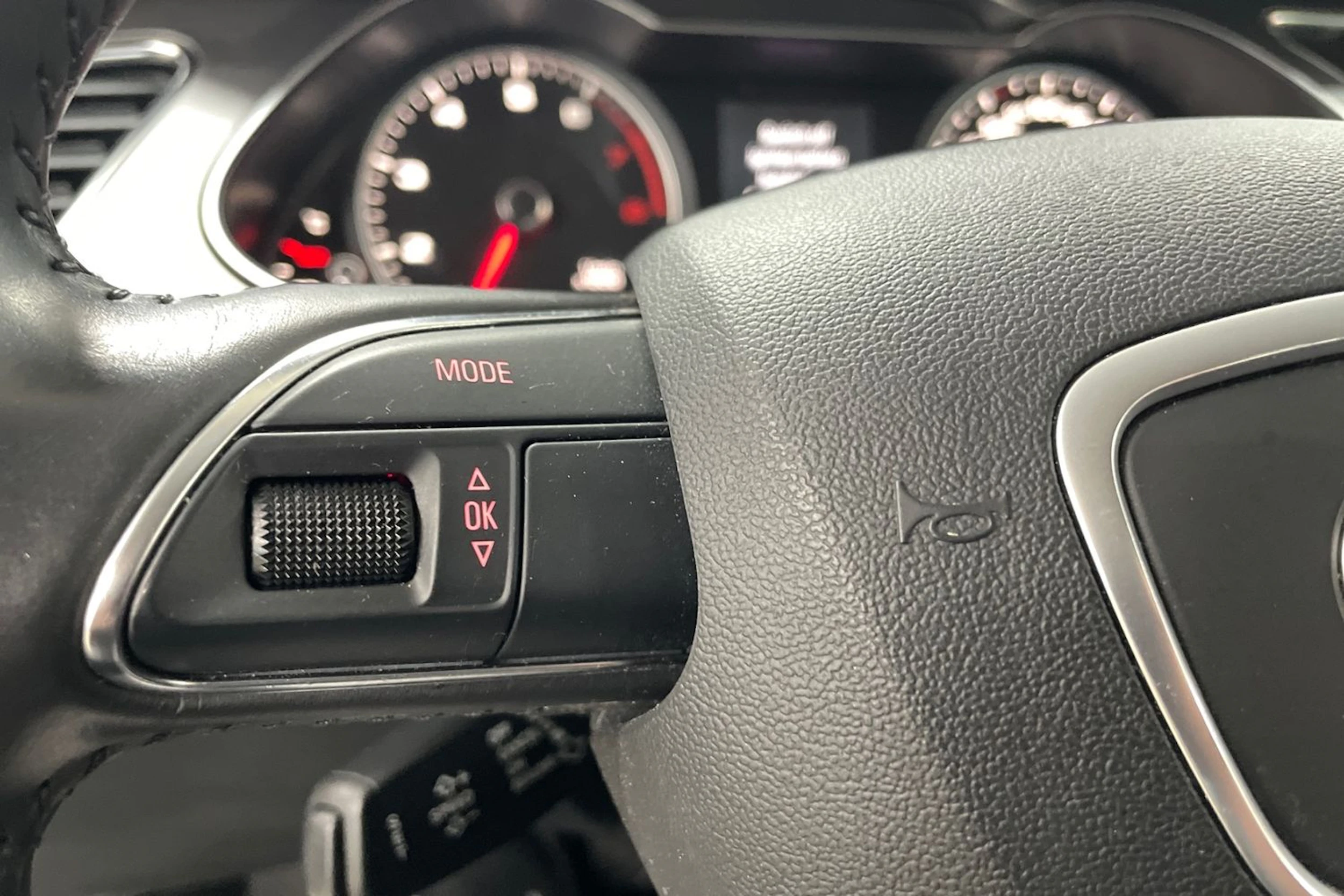 Sininen Audi A4 2013 kuva 23.