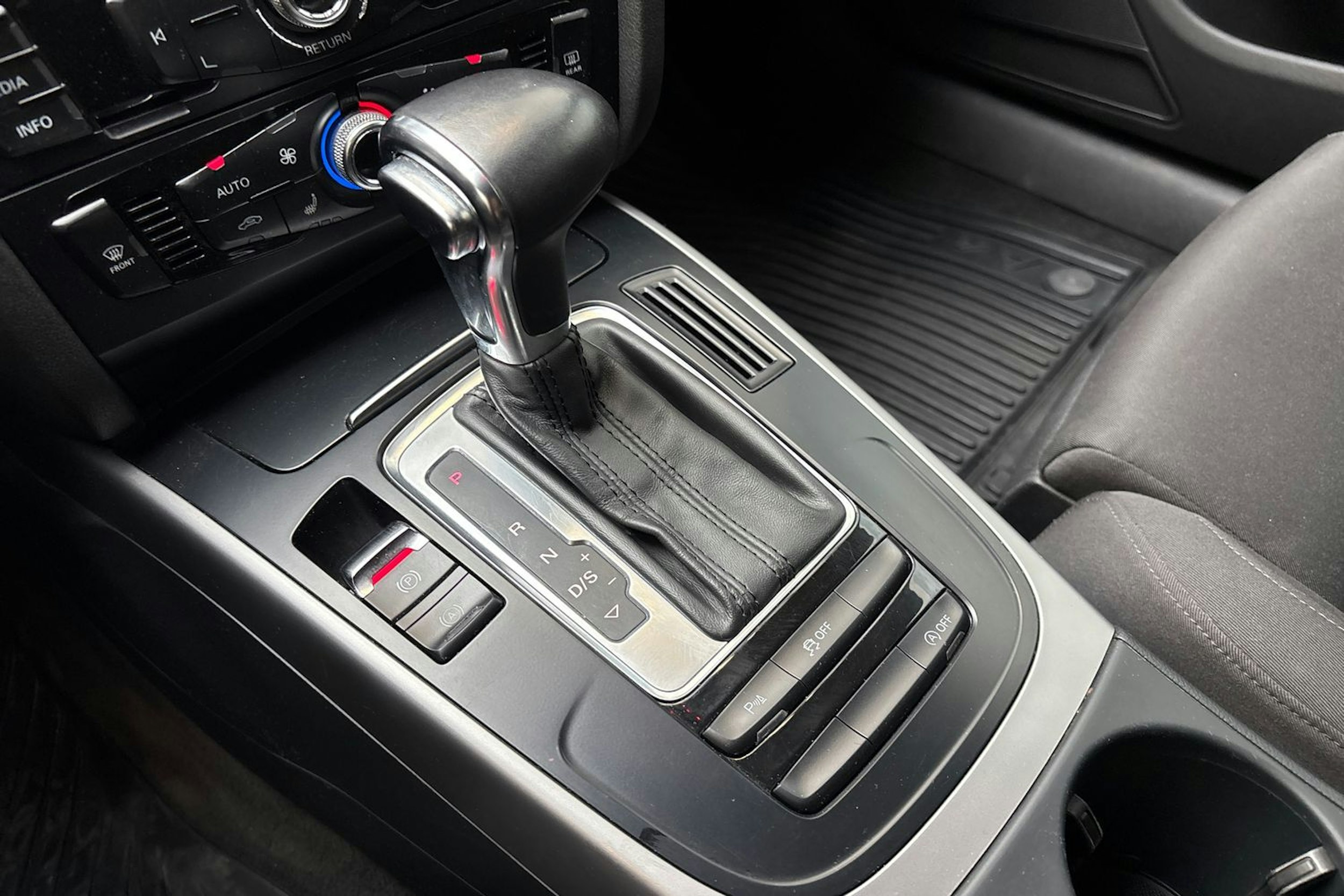 musta Audi A4 2013 kuva 27.