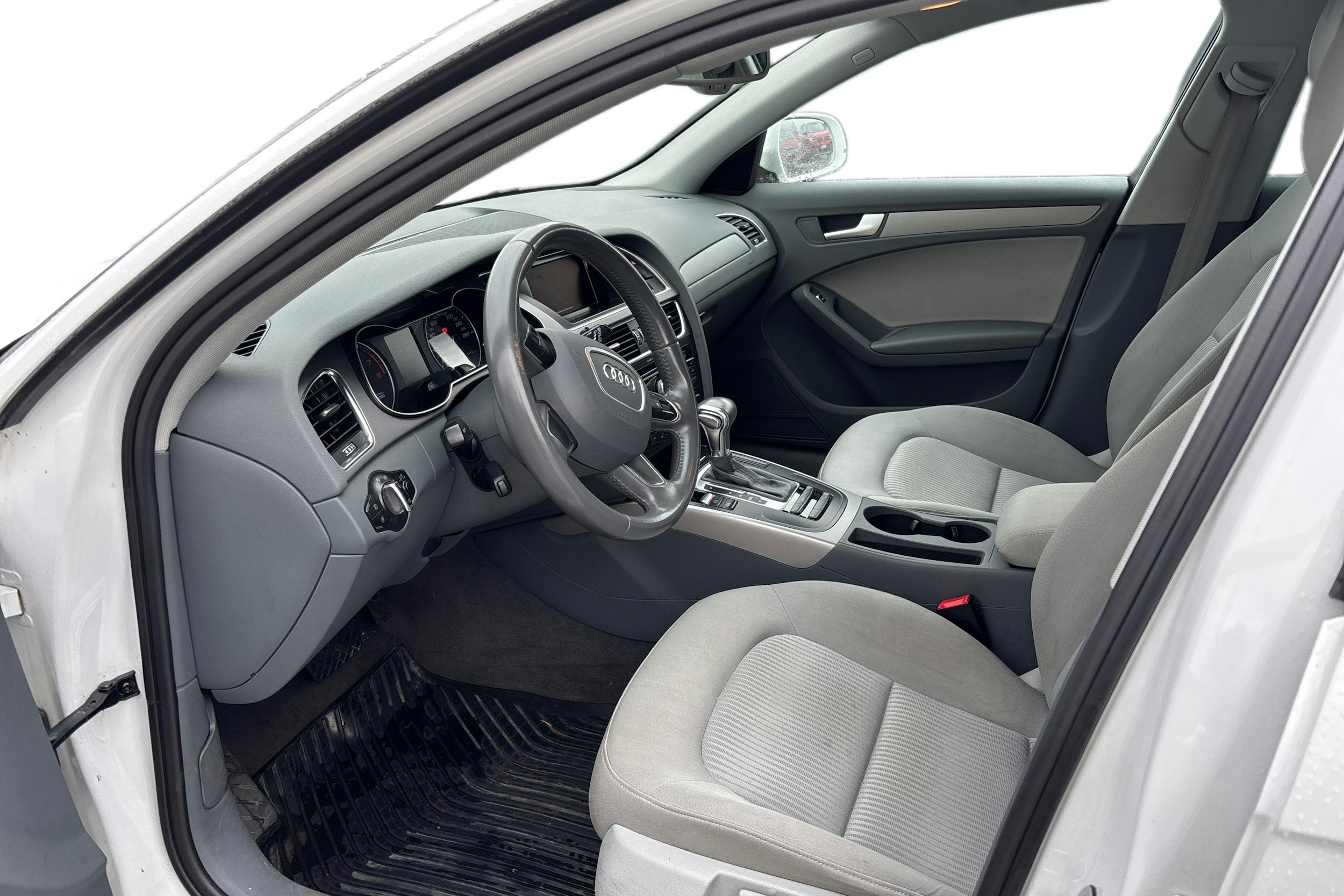 valkoinen Audi A4 2013 kuva 3.