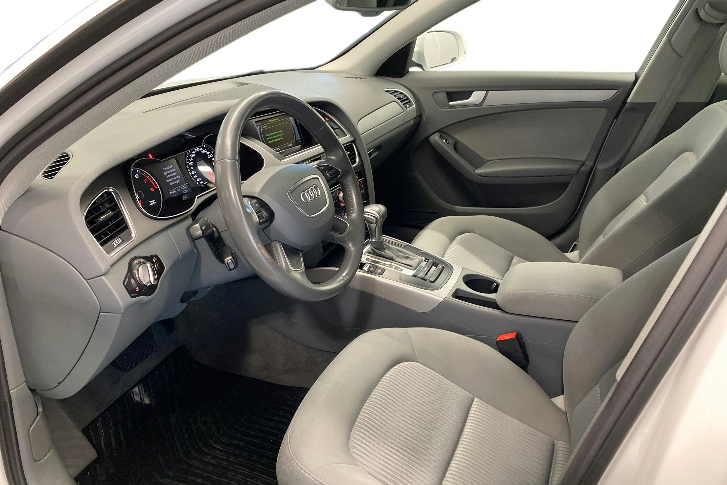 valkoinen Audi A4 2013 kuva 7.