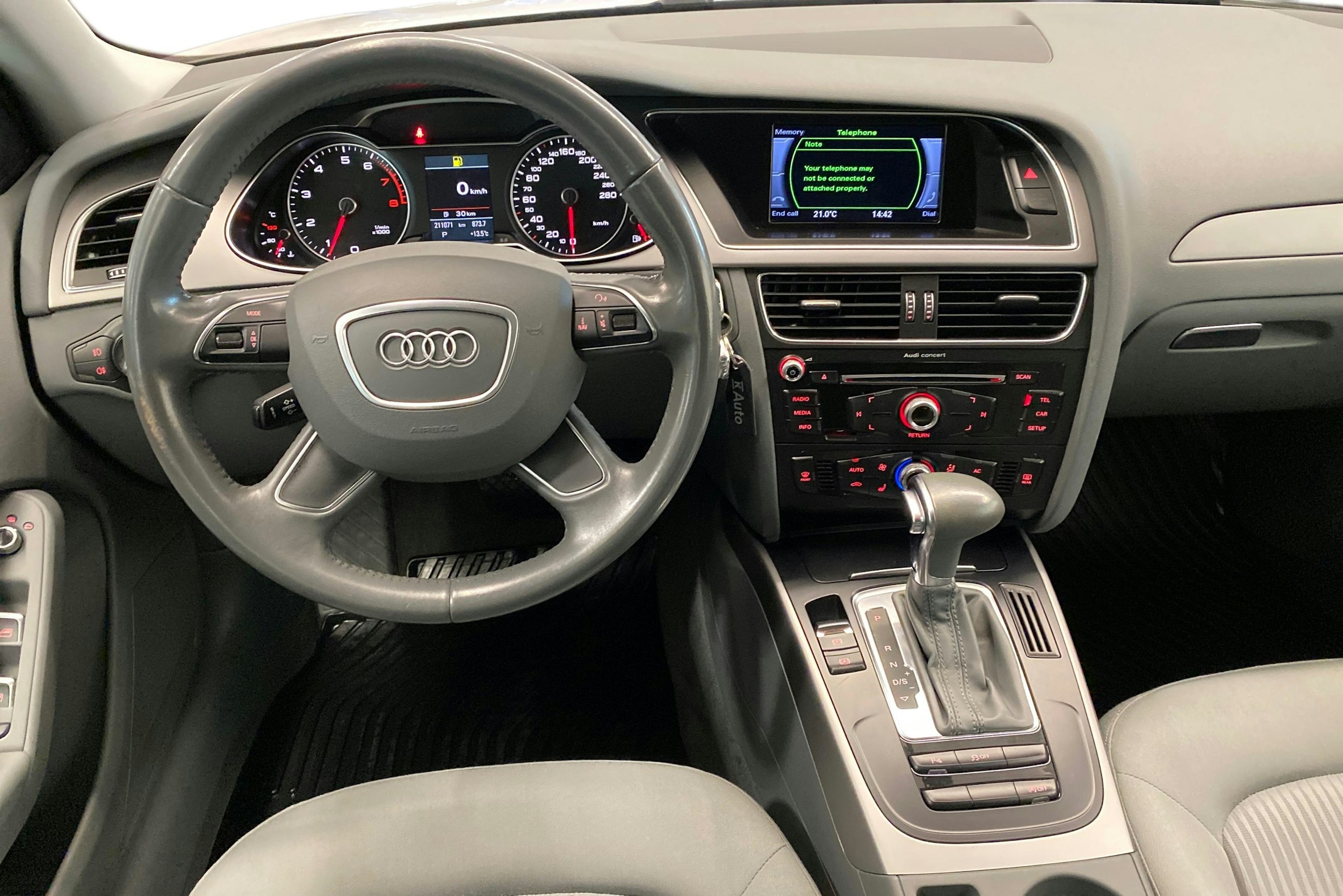 valkoinen Audi A4 2013 kuva 9.