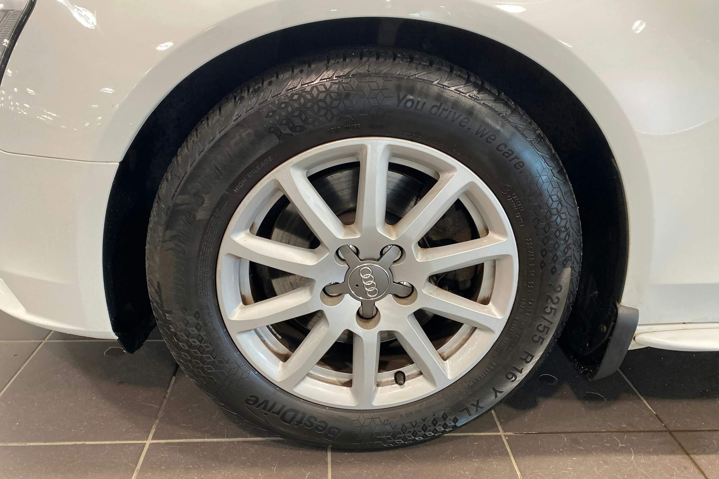 valkoinen Audi A4 2013 kuva 11.