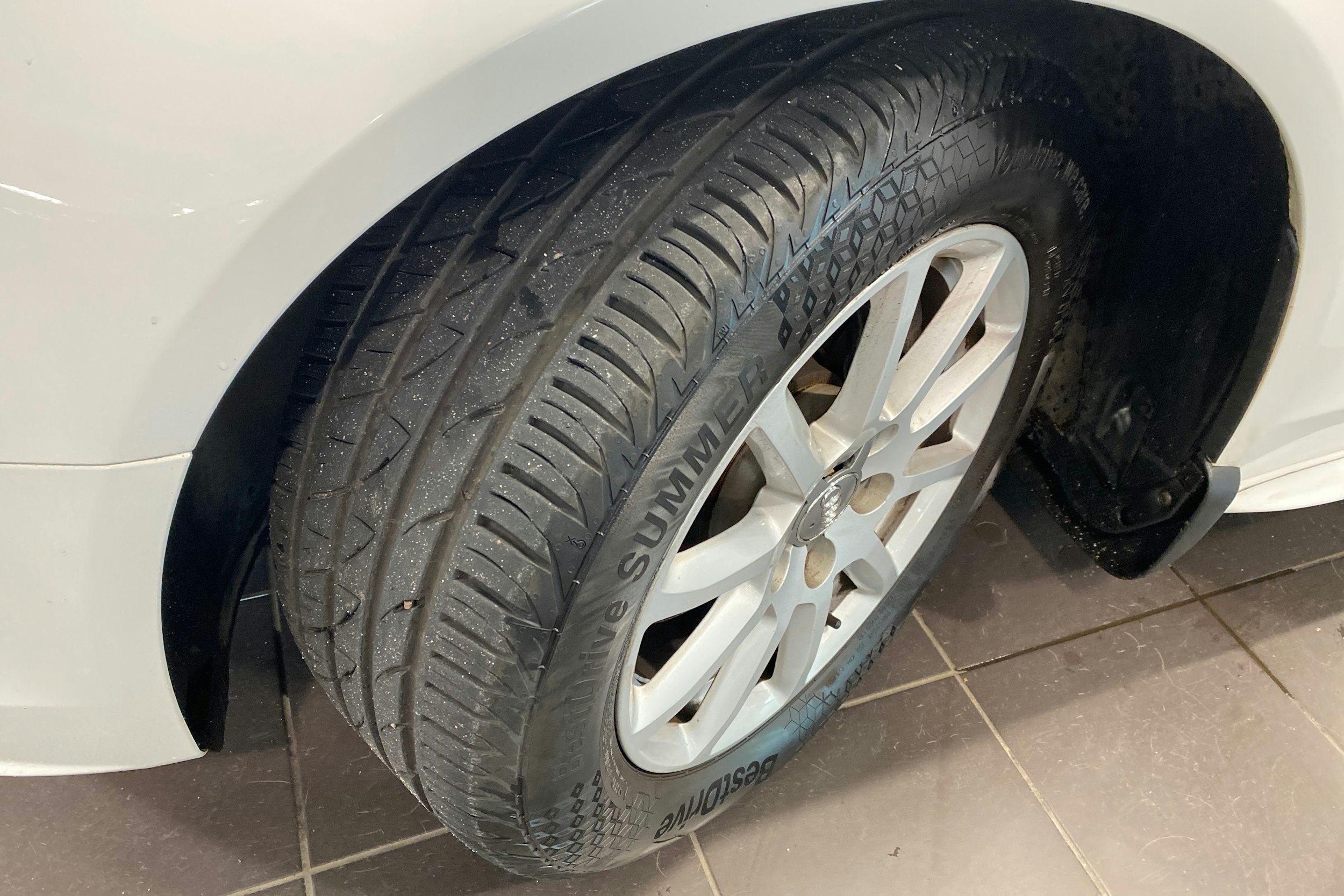 valkoinen Audi A4 2013 kuva 13.