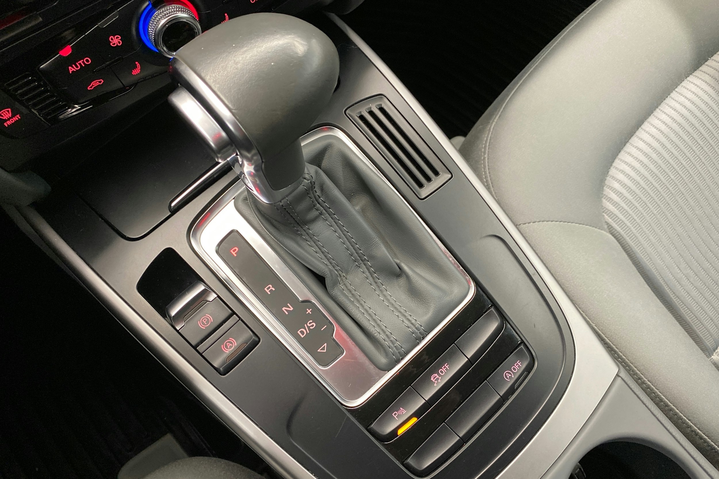 valkoinen Audi A4 2013 kuva 23.