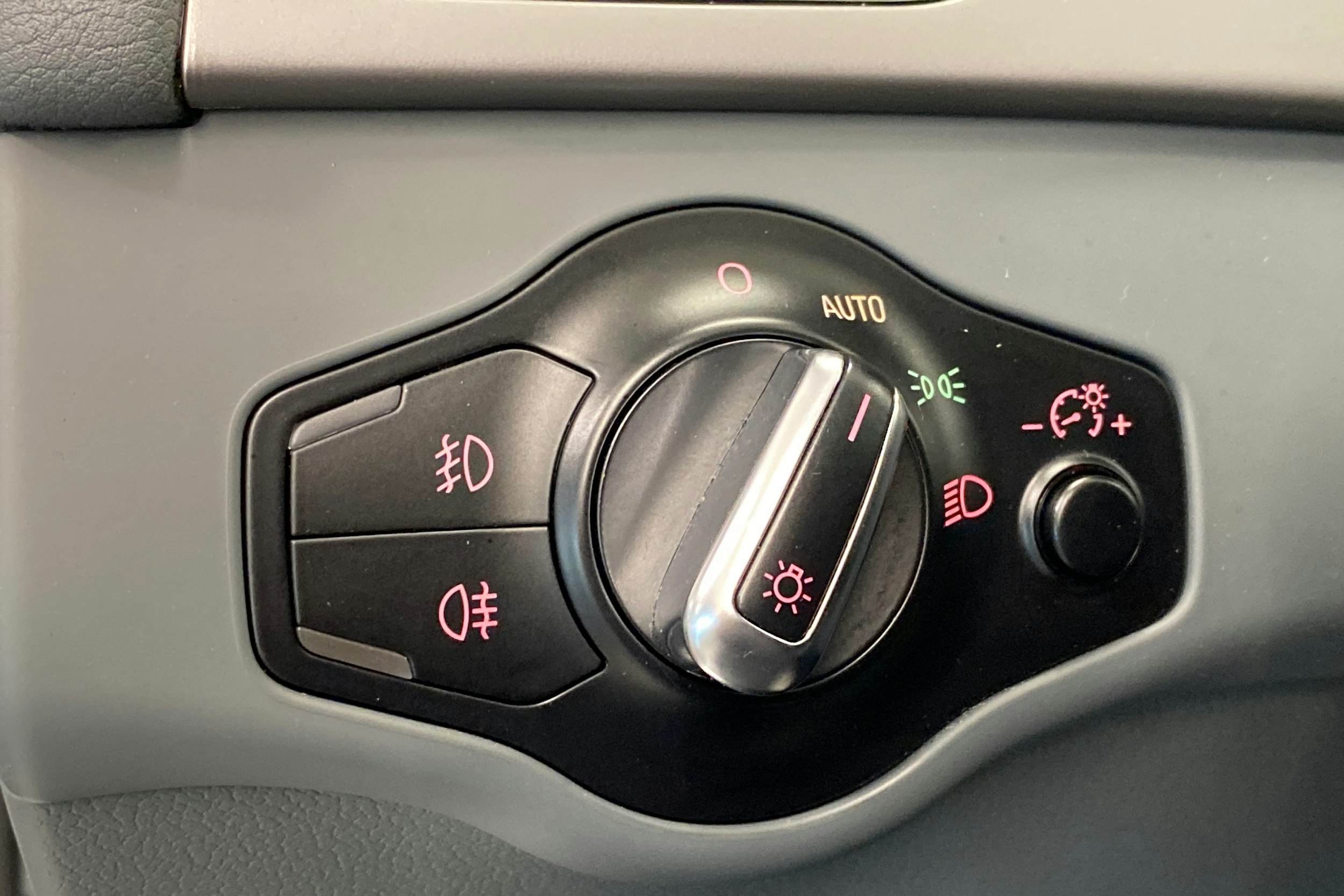 valkoinen Audi A4 2013 kuva 25.