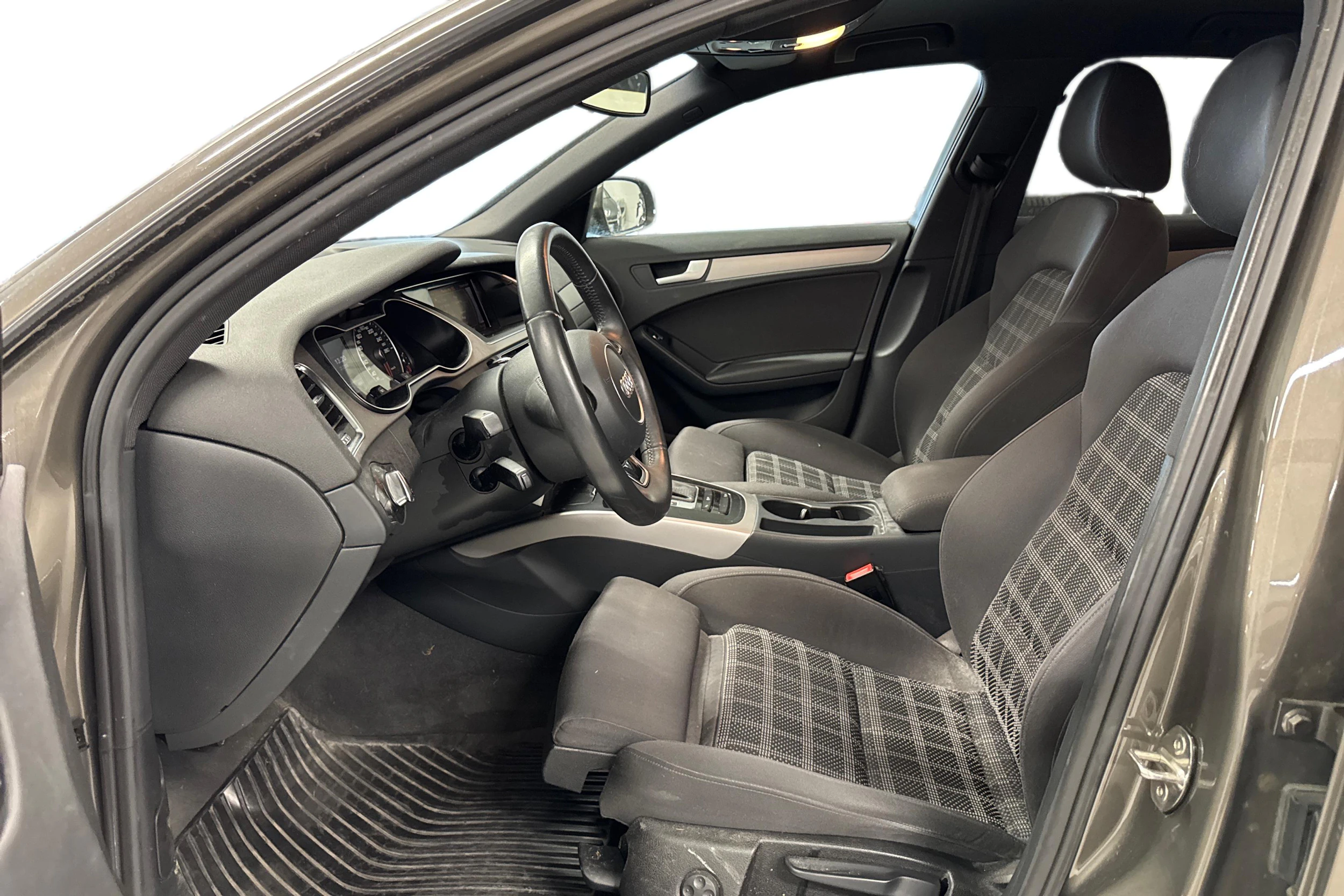 harmaa Audi A4 2013 kuva 3.