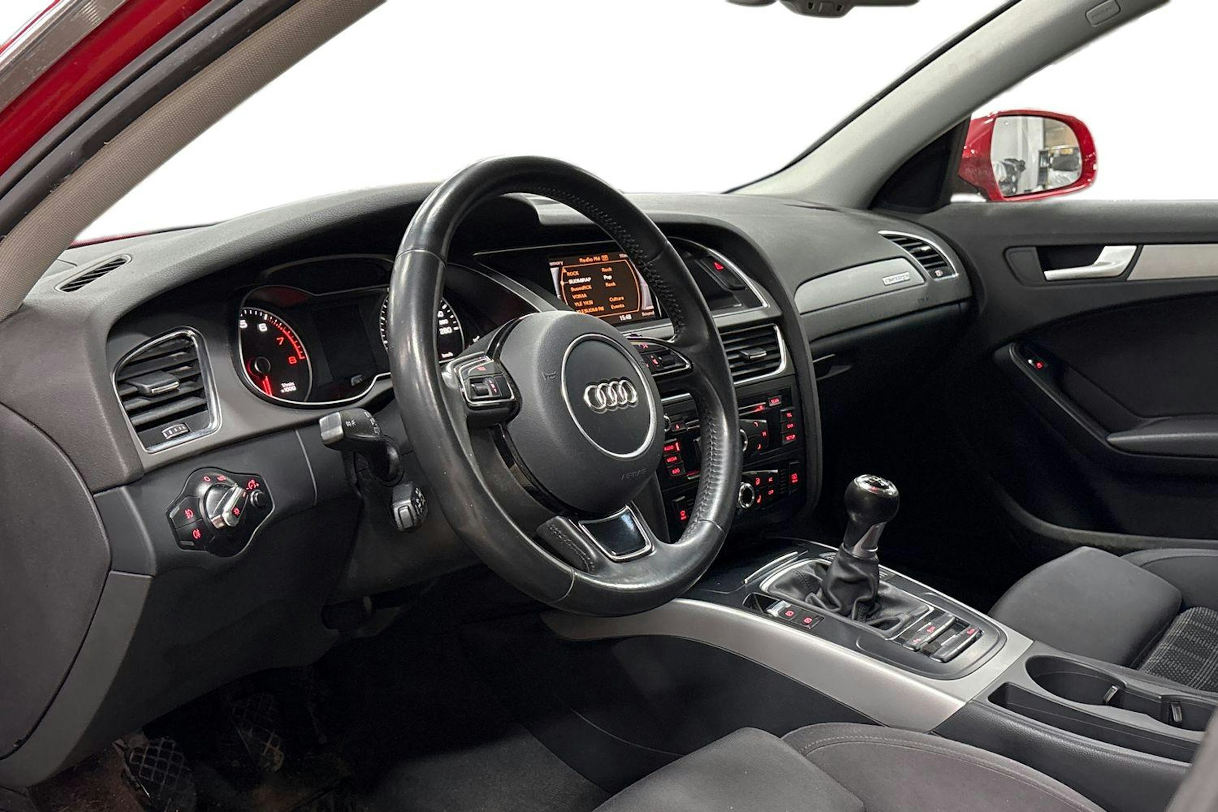 punainen Audi A4 2013 kuva 3.